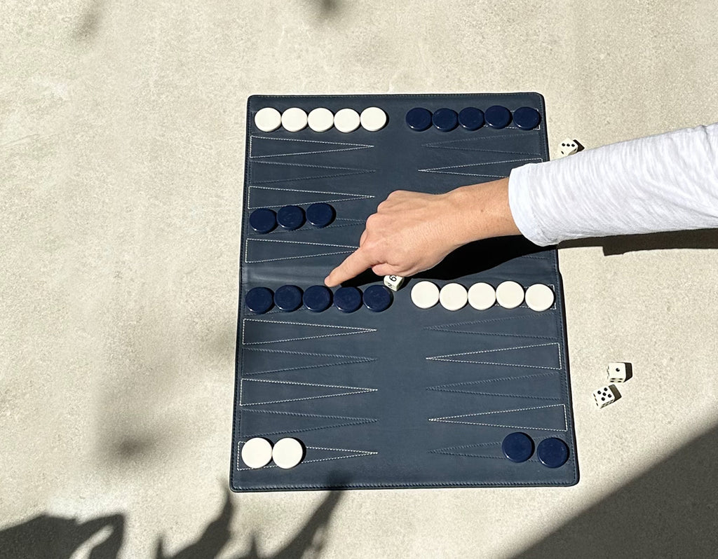 ¿Cómo se juega backgammon?