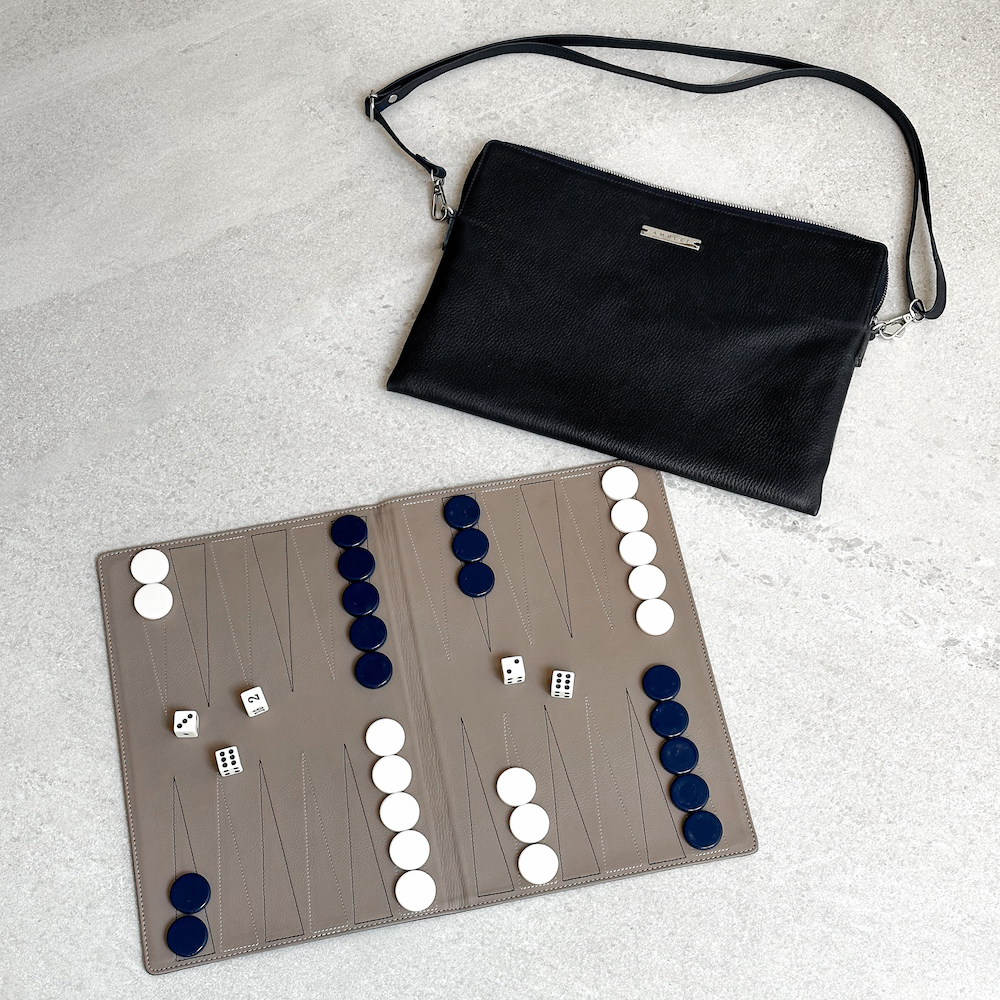 Backgammon de viaje de piel negro con beige