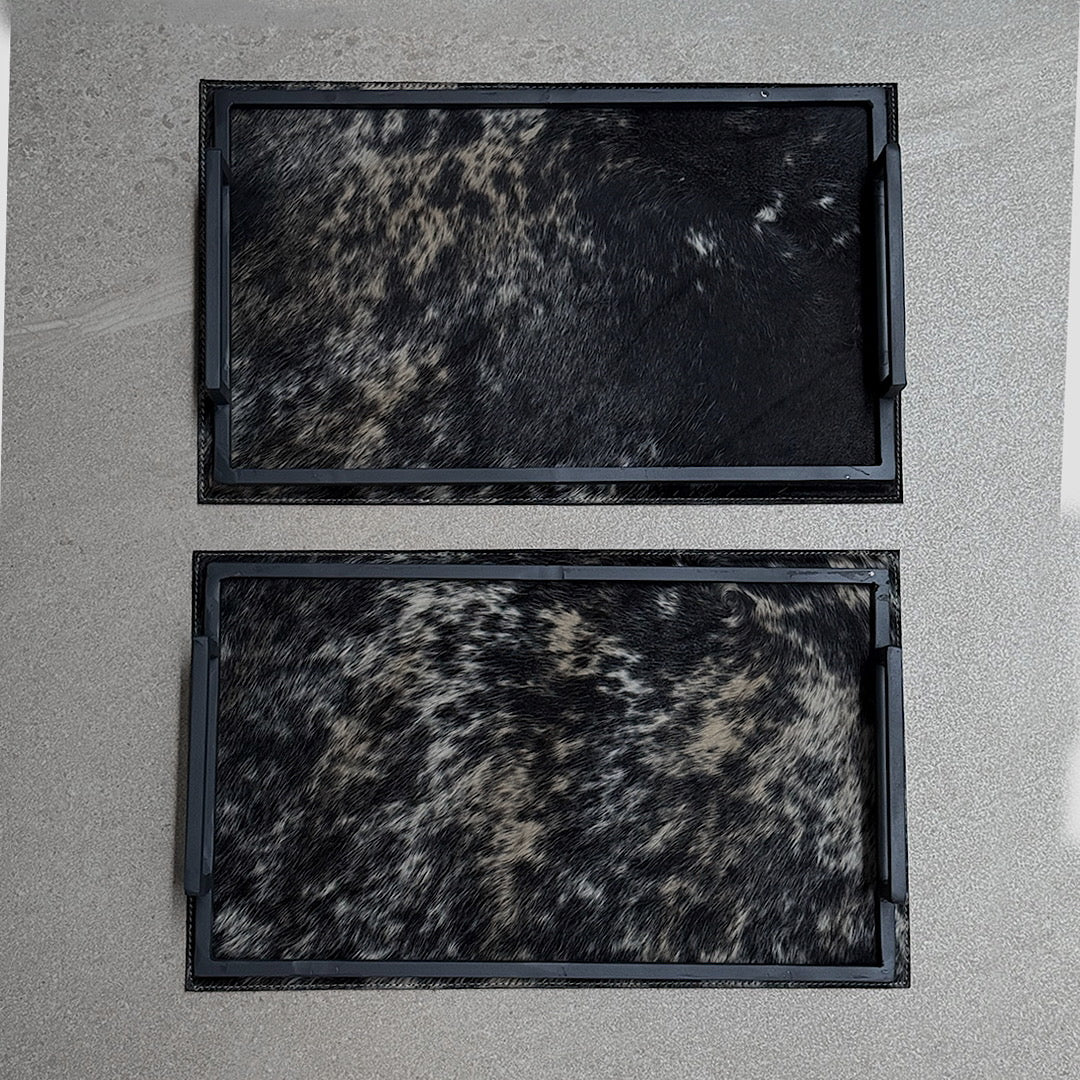 Set de dos charolas de herrería chicas de piel negra con manchas blancas