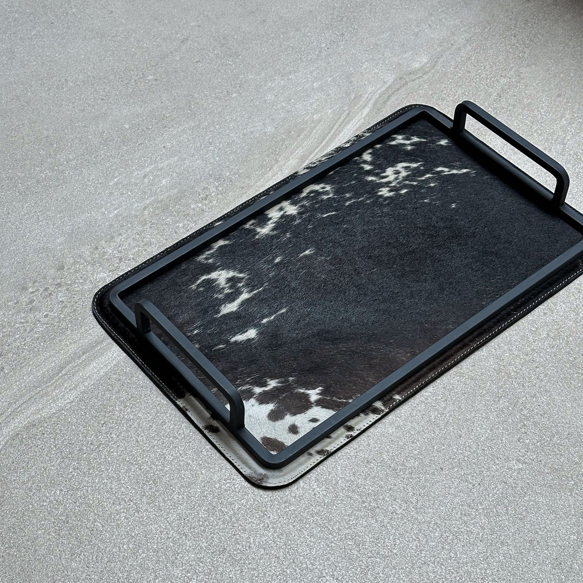 Charola de piel con pelo chica - Café oscuro con manchas blancas