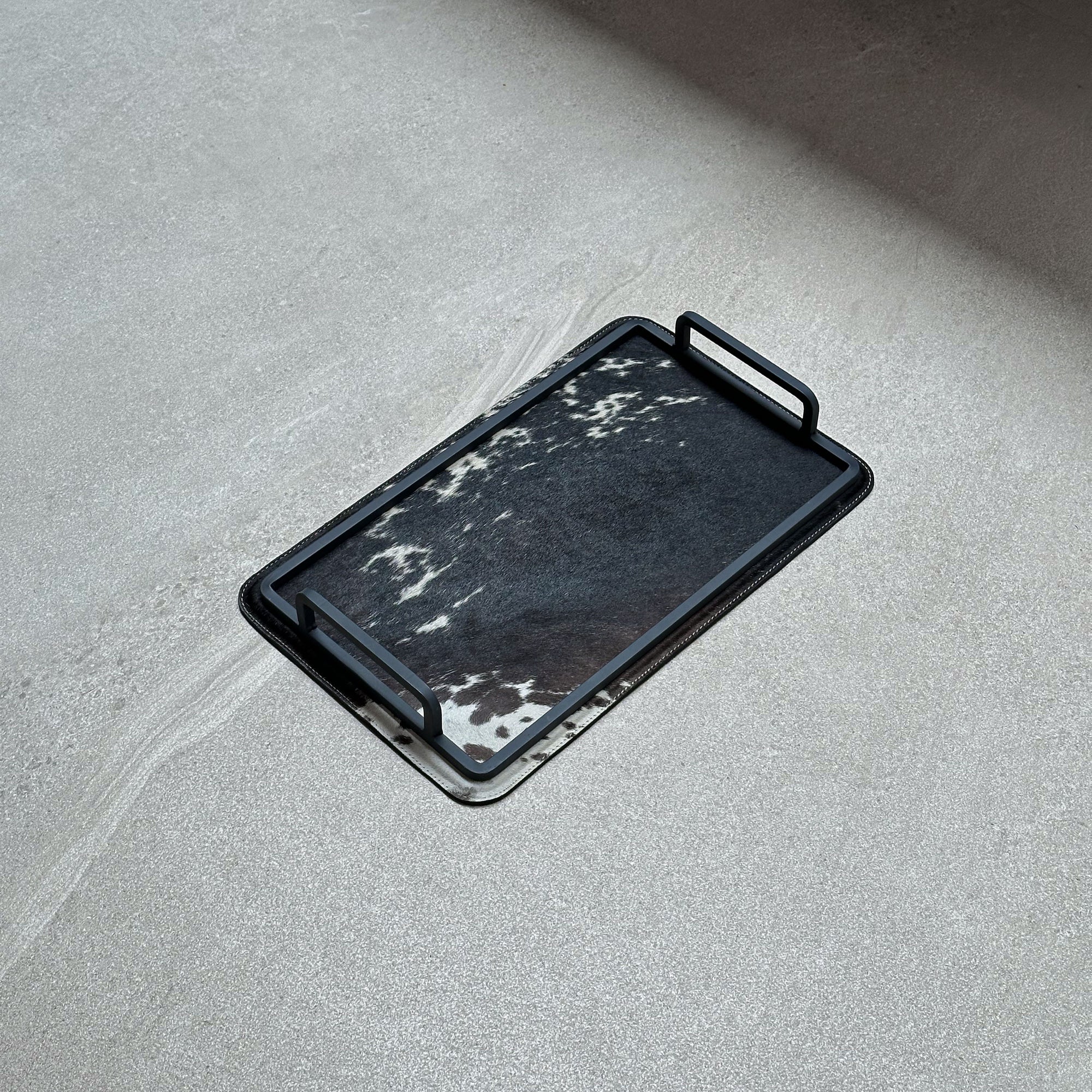 Charola de piel con pelo chica - Café oscuro con manchas blancas