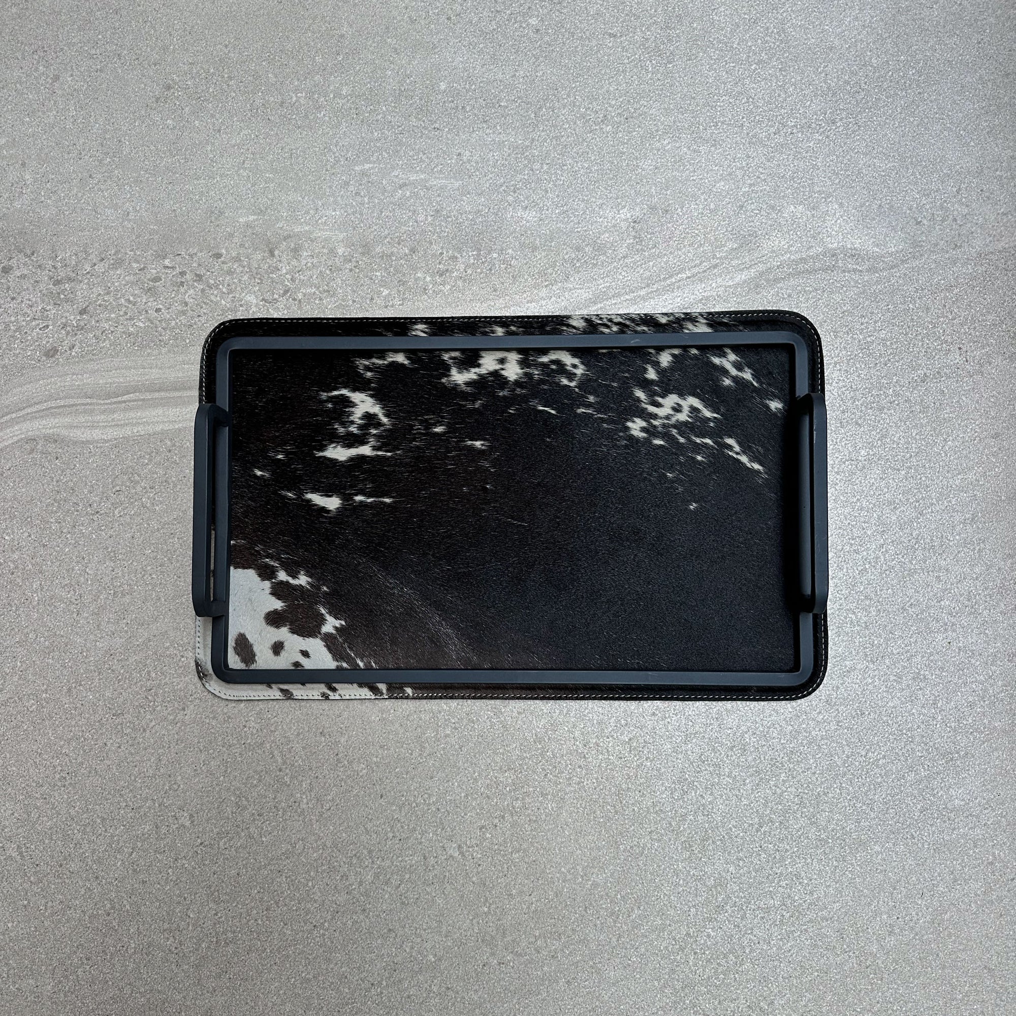 Charola de piel con pelo chica - Café oscuro con manchas blancas