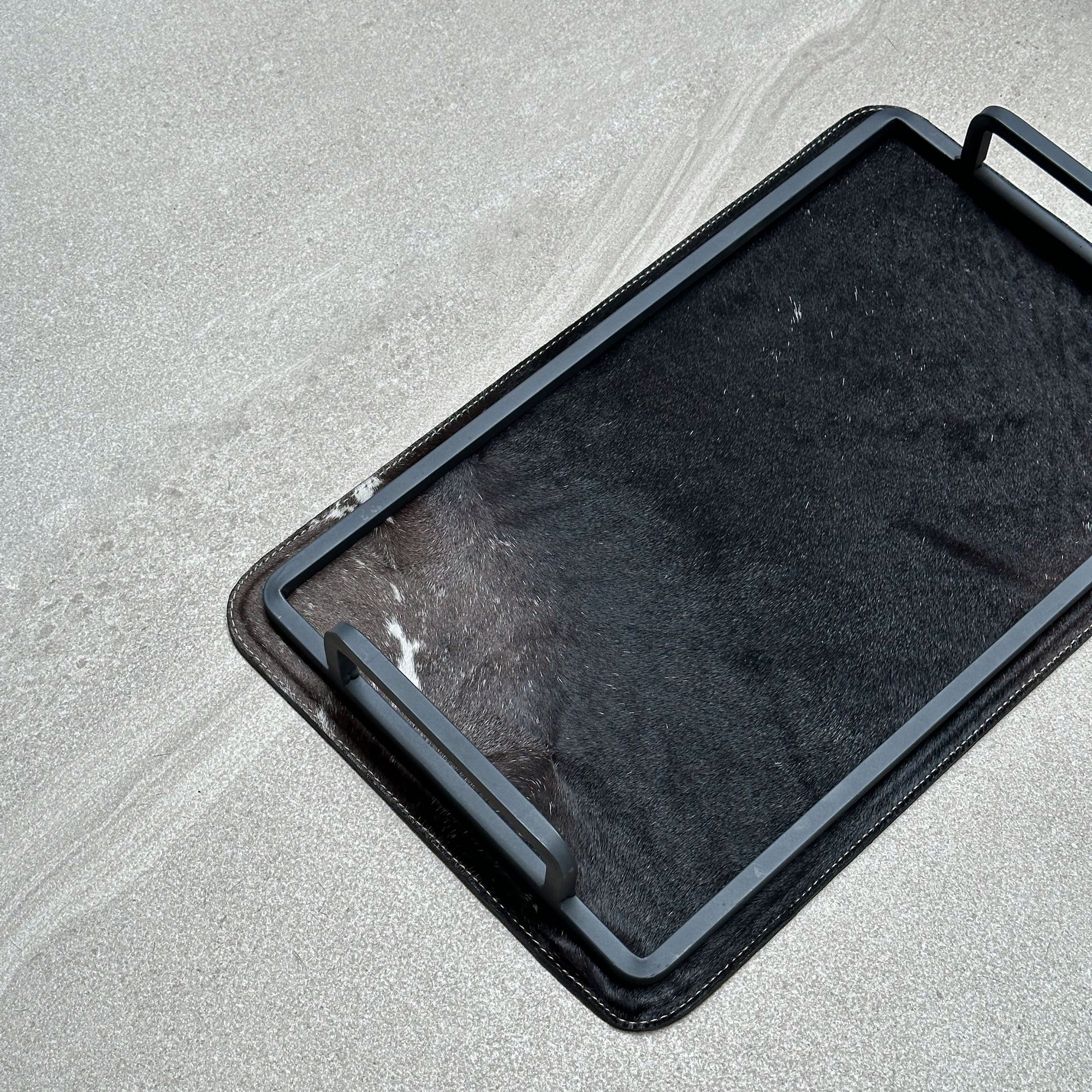 Charola de piel con pelo chica - Negra con una mancha café en la esquina