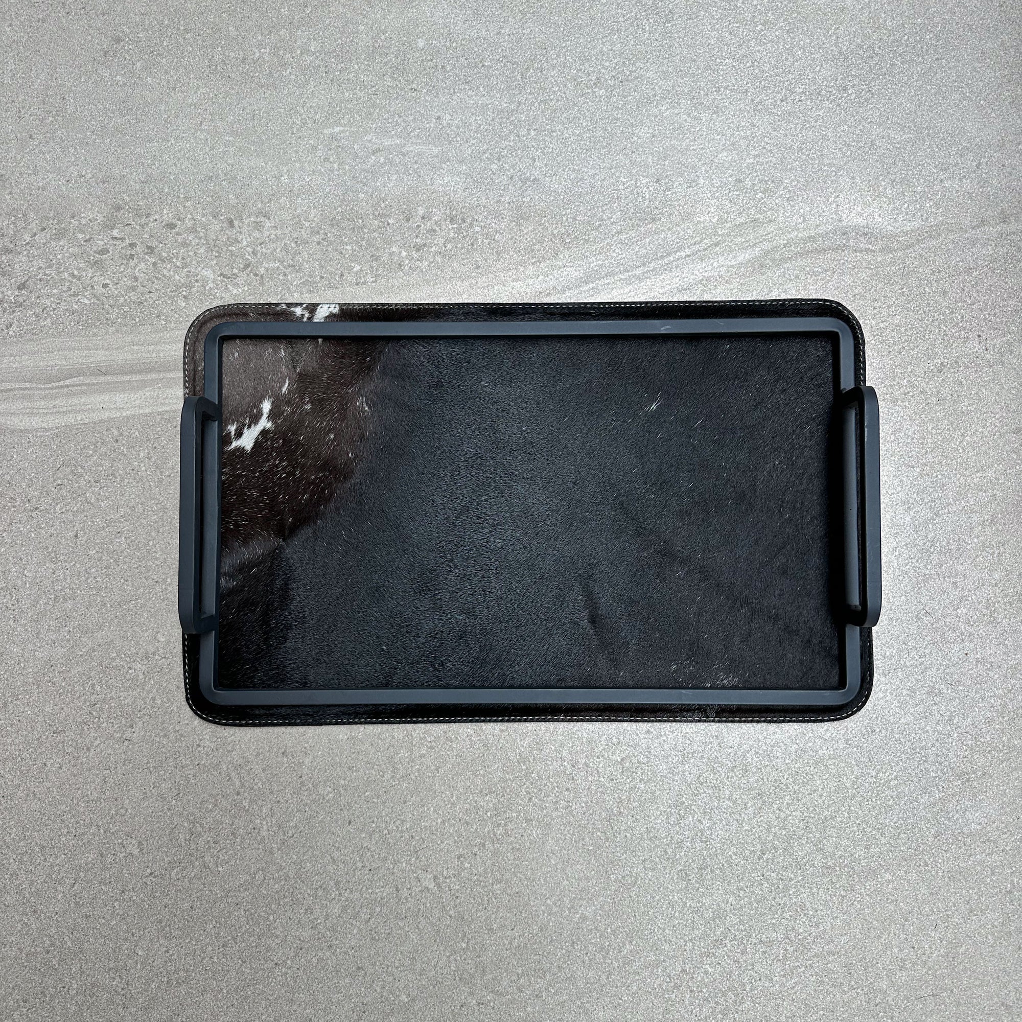 Charola de piel con pelo chica - Negra con una mancha café en la esquina