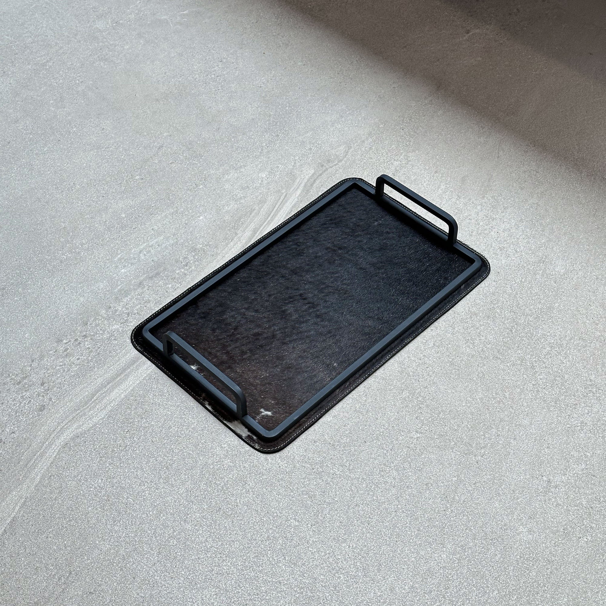 Charola de piel con pelo chica - Negra con una mancha café en la esquina