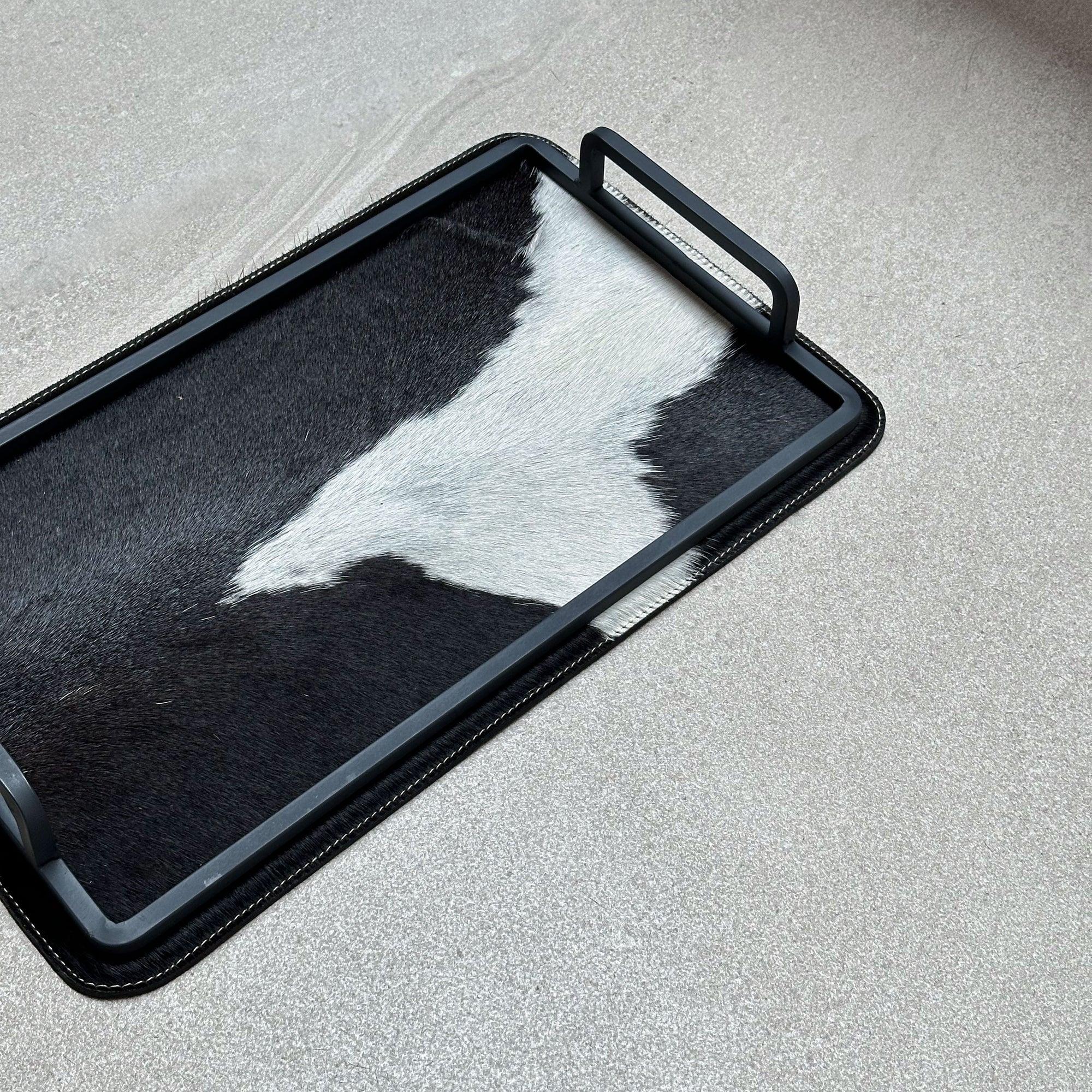 Charola de piel con pelo chica - Negra con una mancha blanca