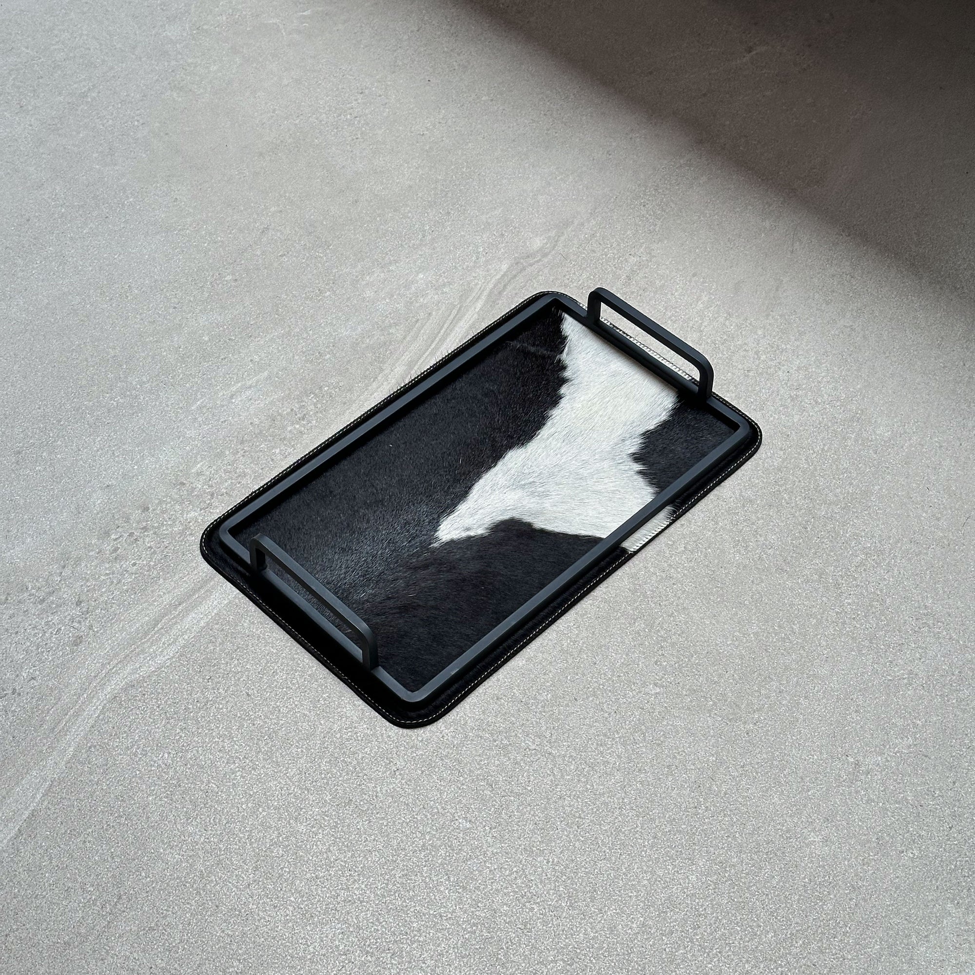 Charola de piel con pelo chica - Negra con una mancha blanca