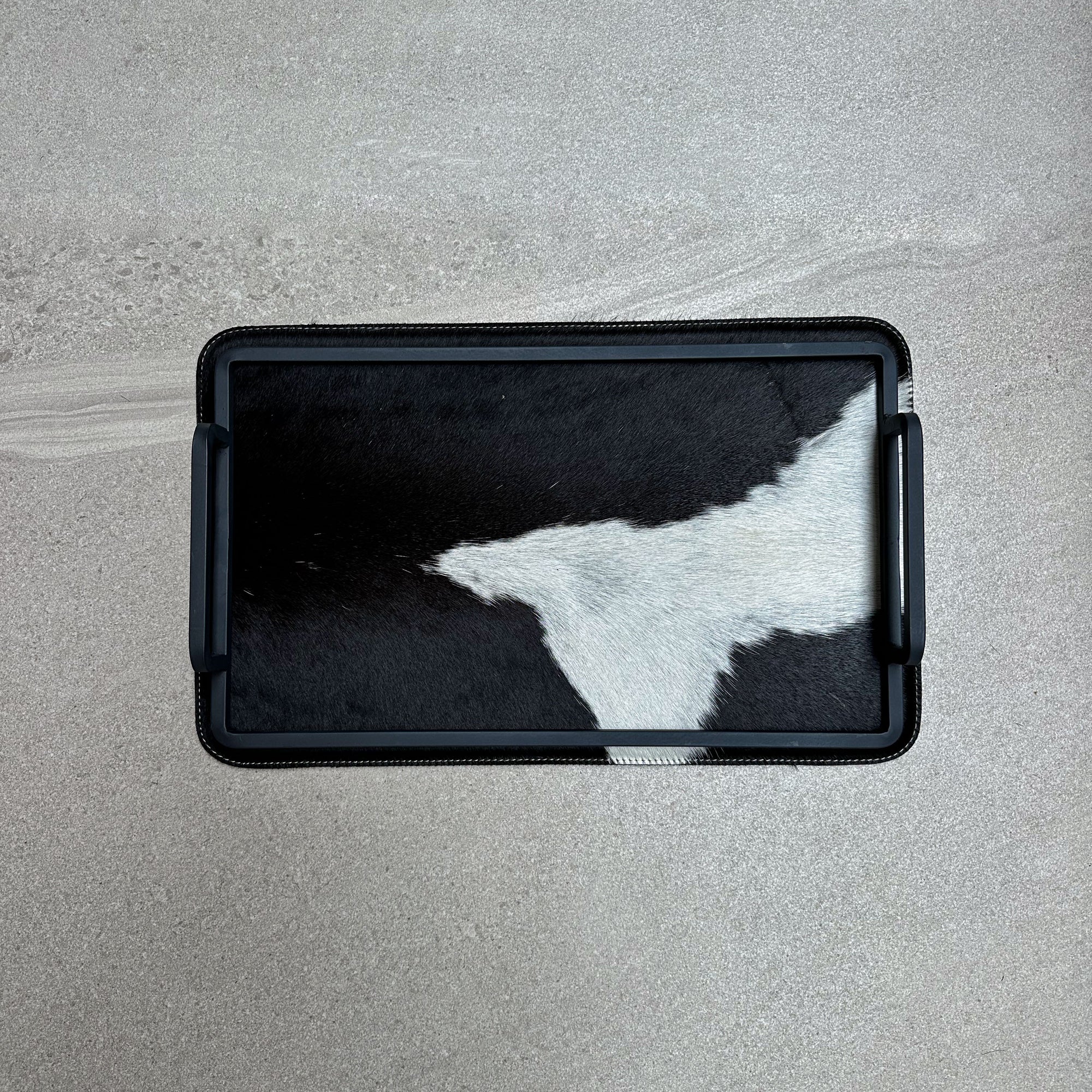 Charola de piel con pelo chica - Negra con una mancha blanca