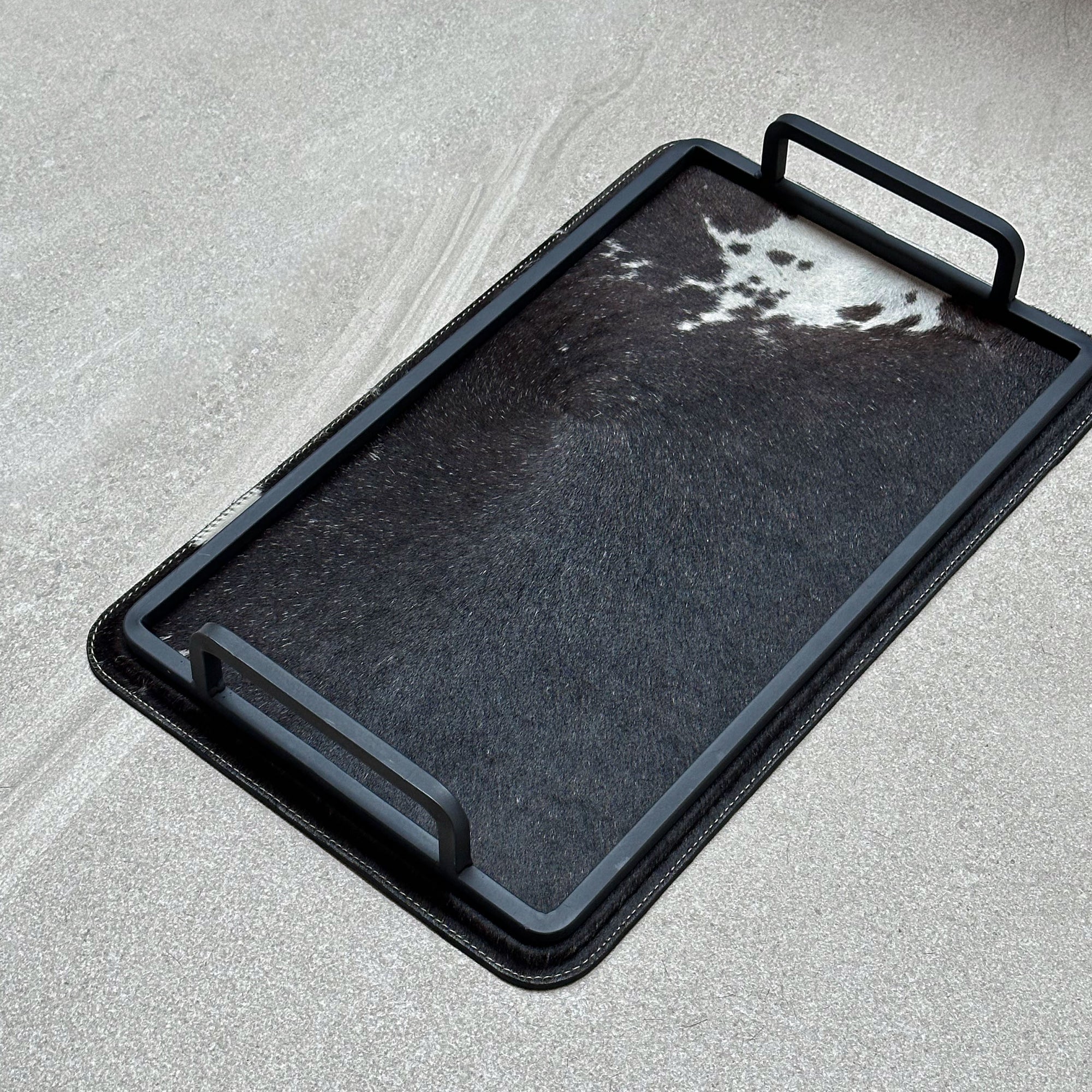 Charola de piel con pelo chica - Café oscuro con una mancha blanca chica