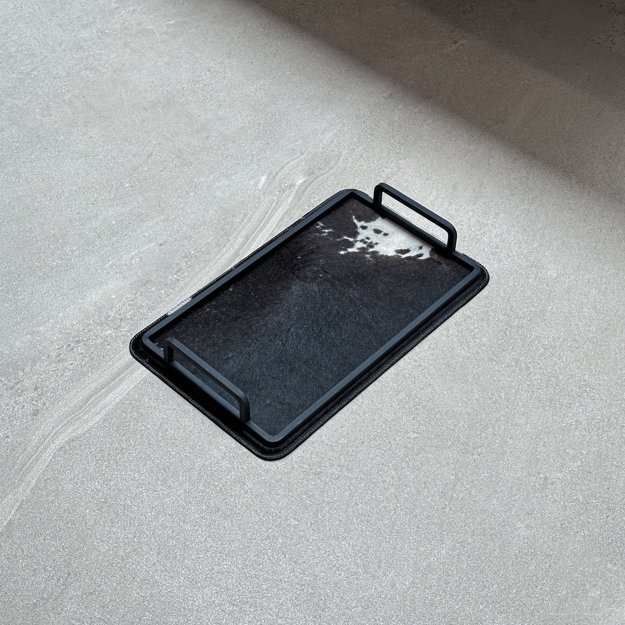 Charola de piel con pelo chica - Café oscuro con una mancha blanca chica