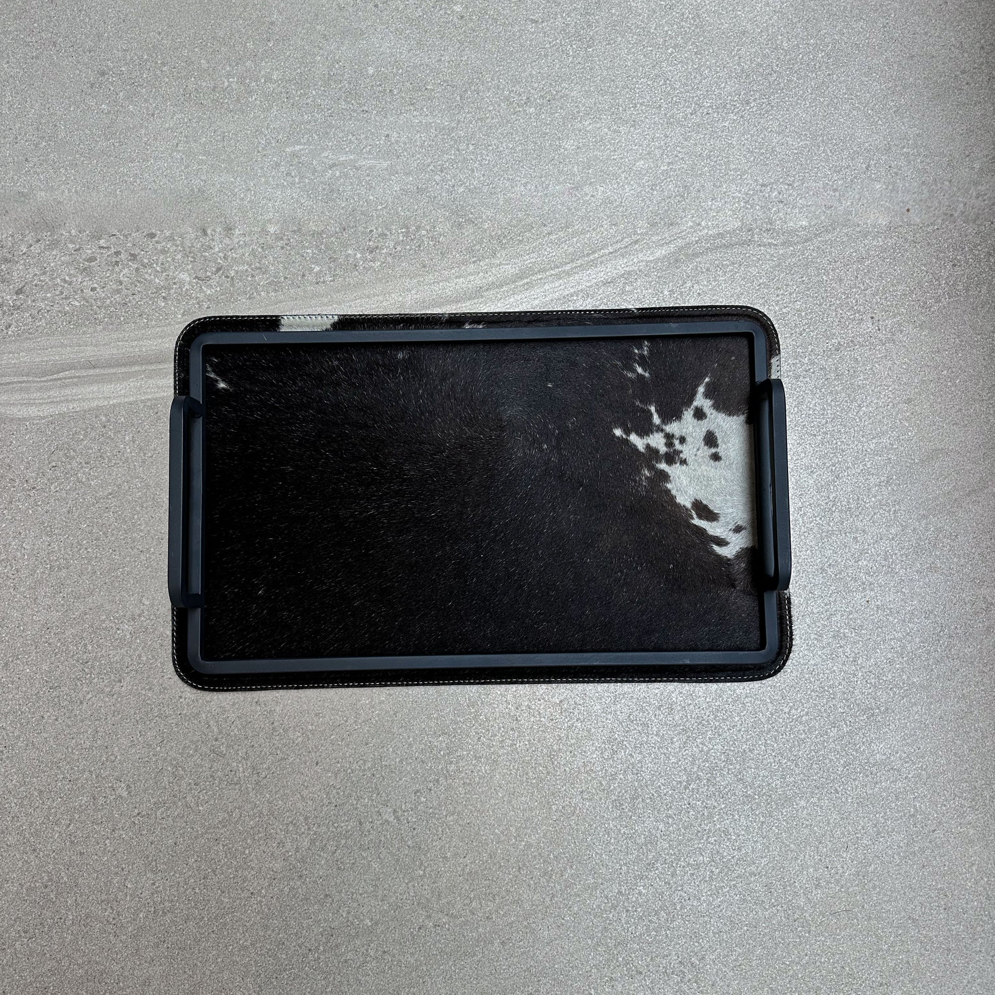 Charola de piel con pelo chica - Café oscuro con una mancha blanca chica