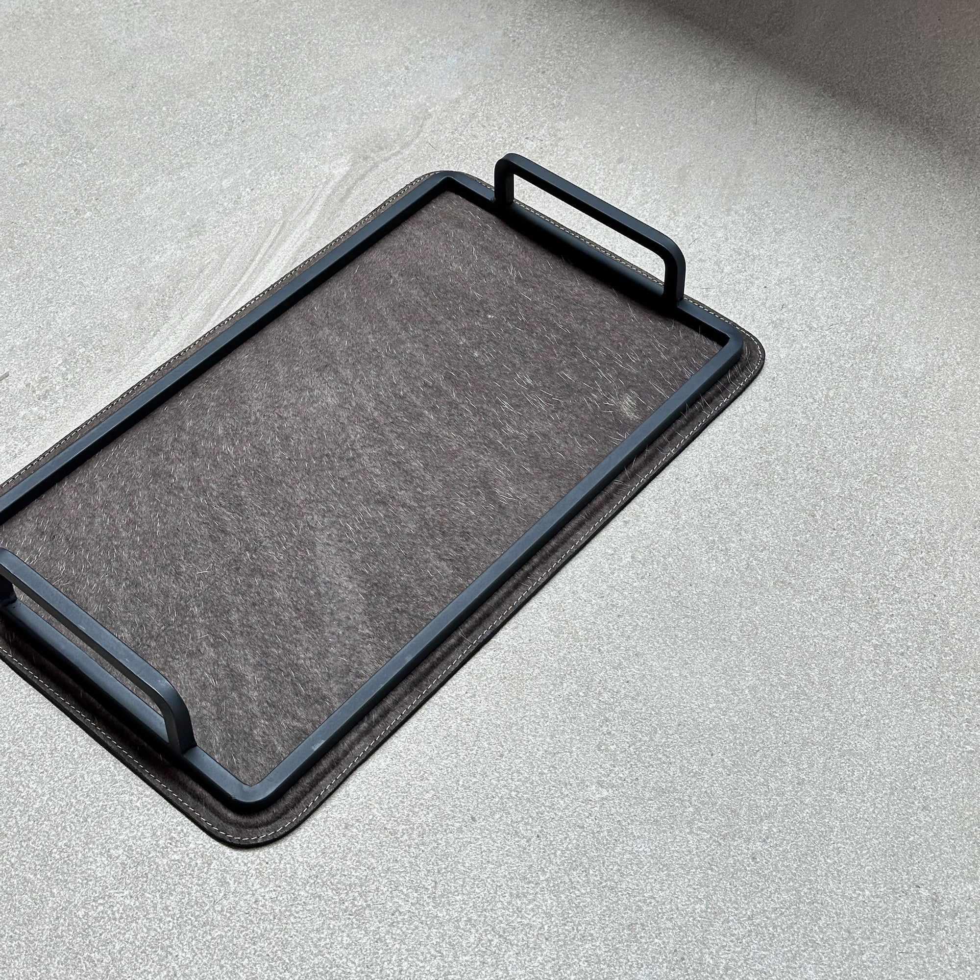 Charola de piel con pelo chica - Café oscuro