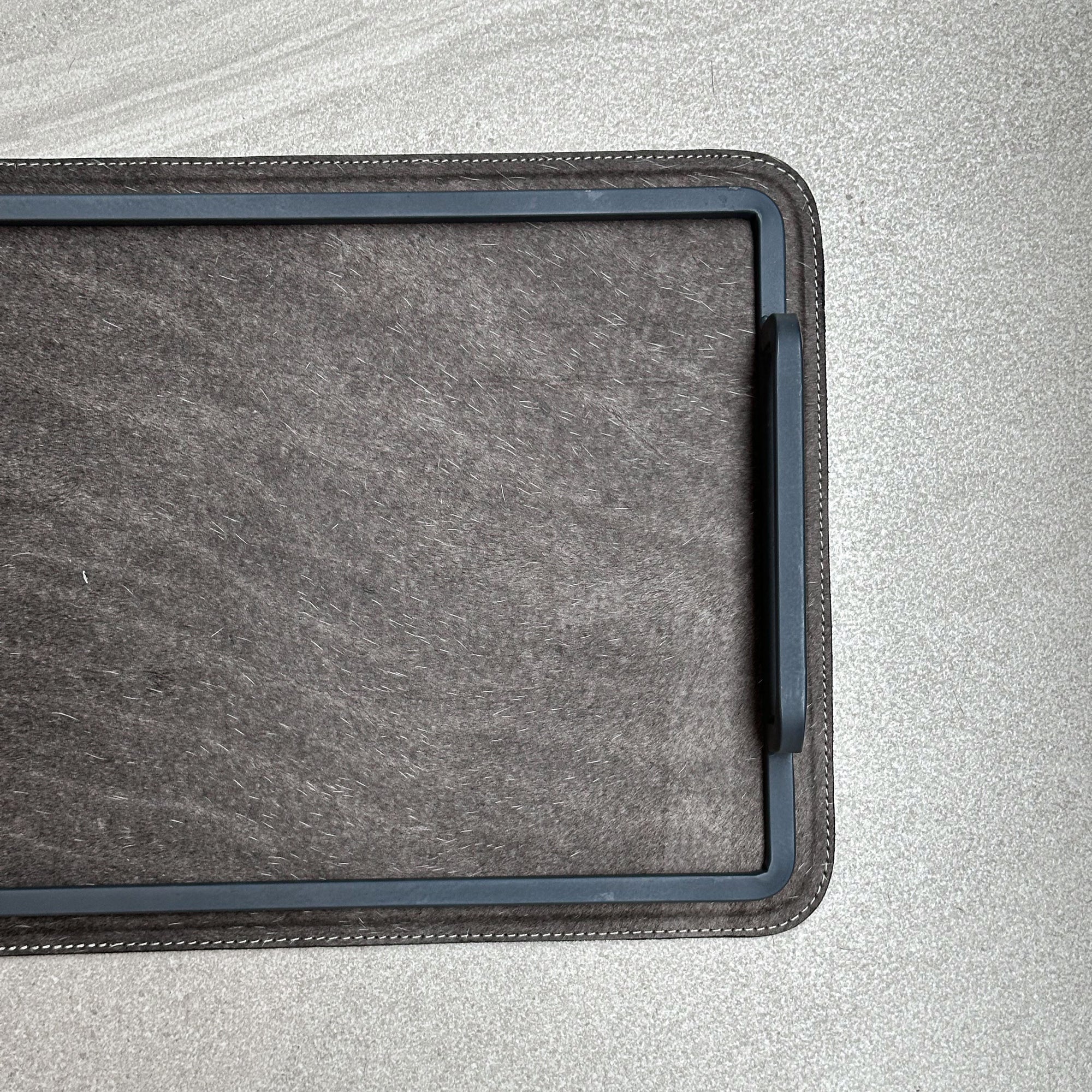 Charola de piel con pelo chica - Café oscuro