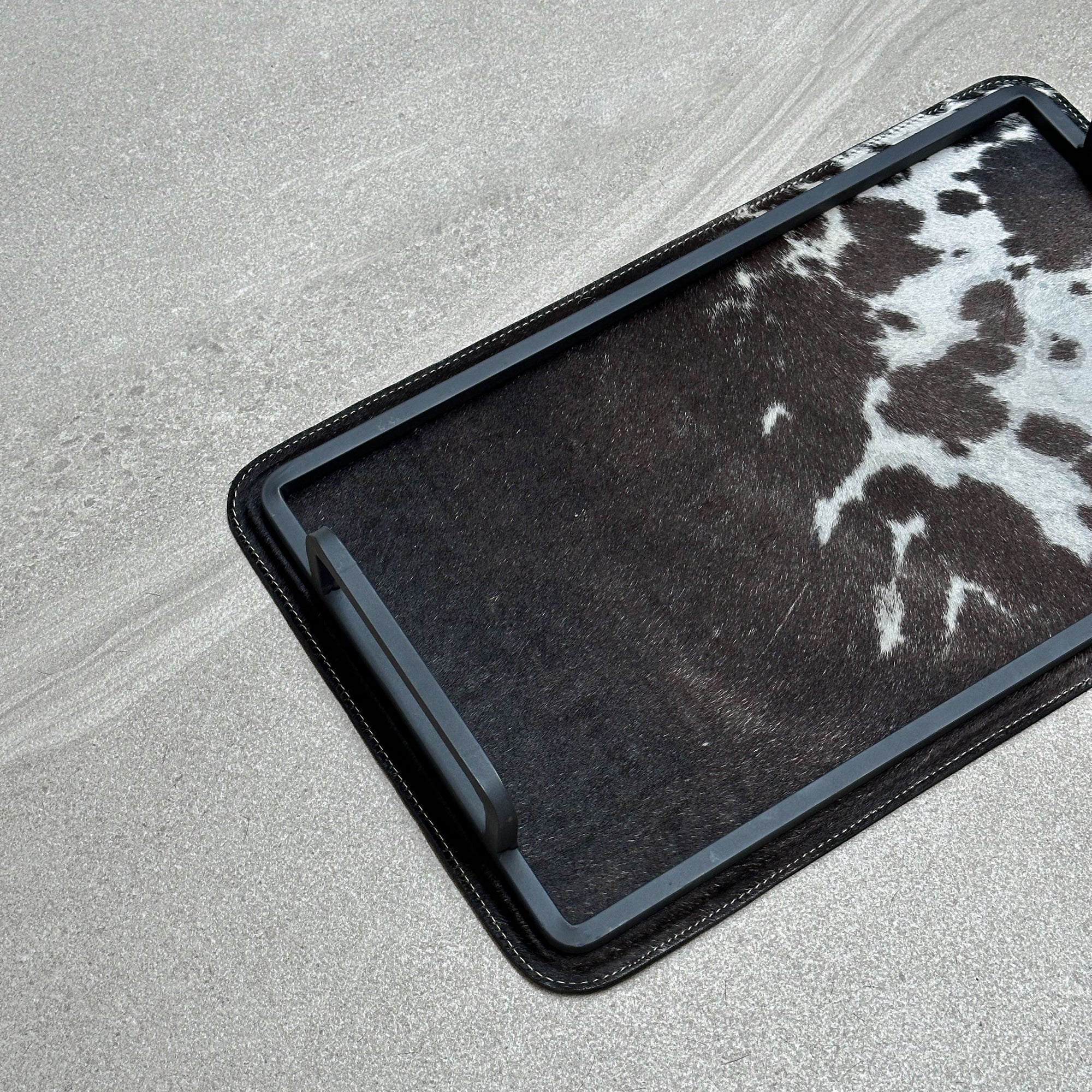 Charola de piel con pelo chica - Café oscuro con una mancha blanca