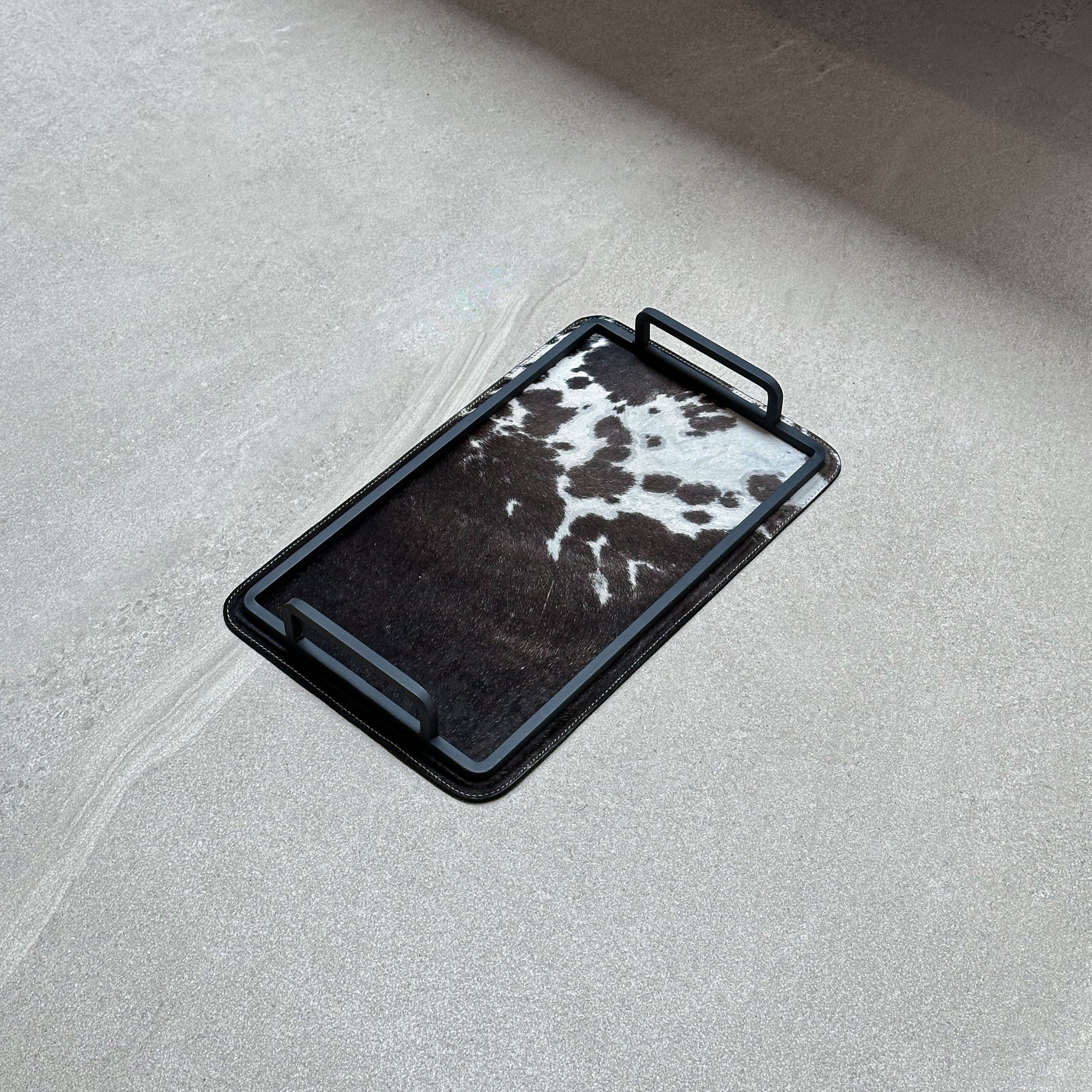 Charola de piel con pelo chica - Café oscuro con una mancha blanca