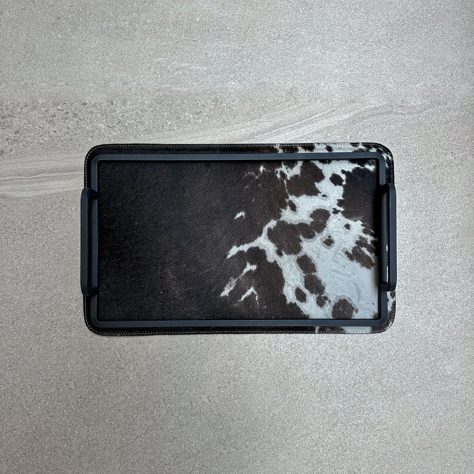 Charola de piel con pelo chica - Café oscuro con una mancha blanca