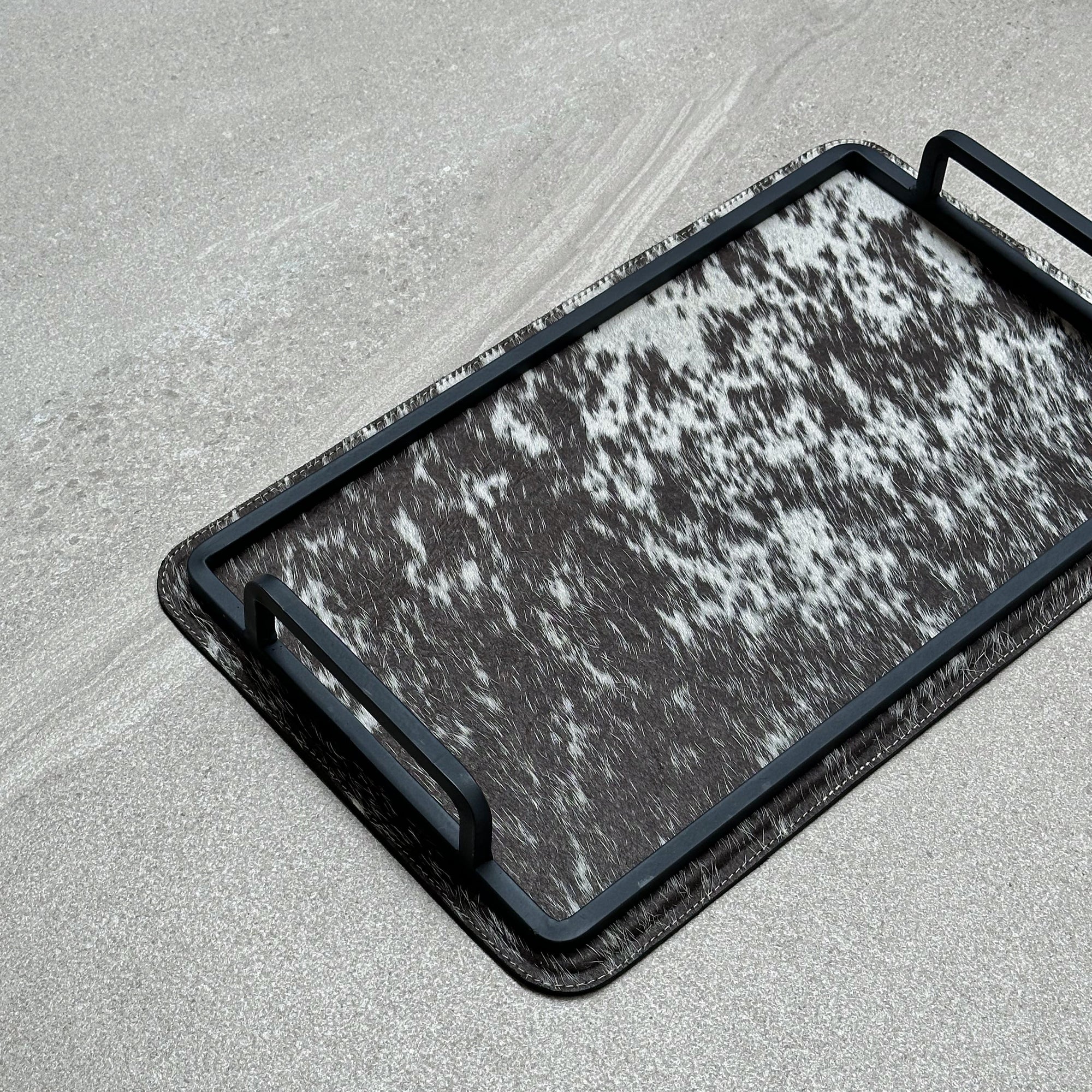 Charola de piel con pelo chica - Café con manchas blancas