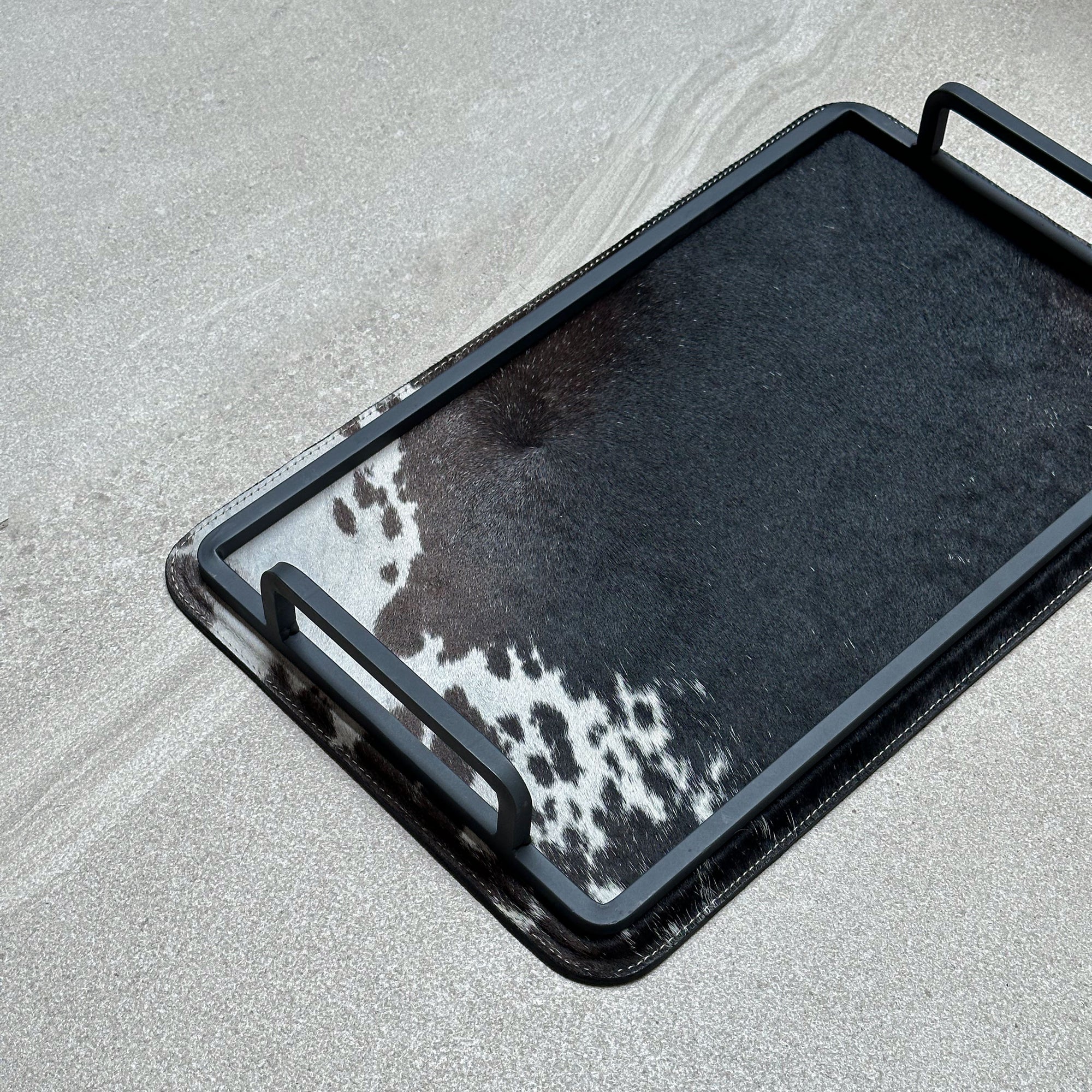 Charola de piel con pelo chica - Café oscuro con manchas blancas de lado