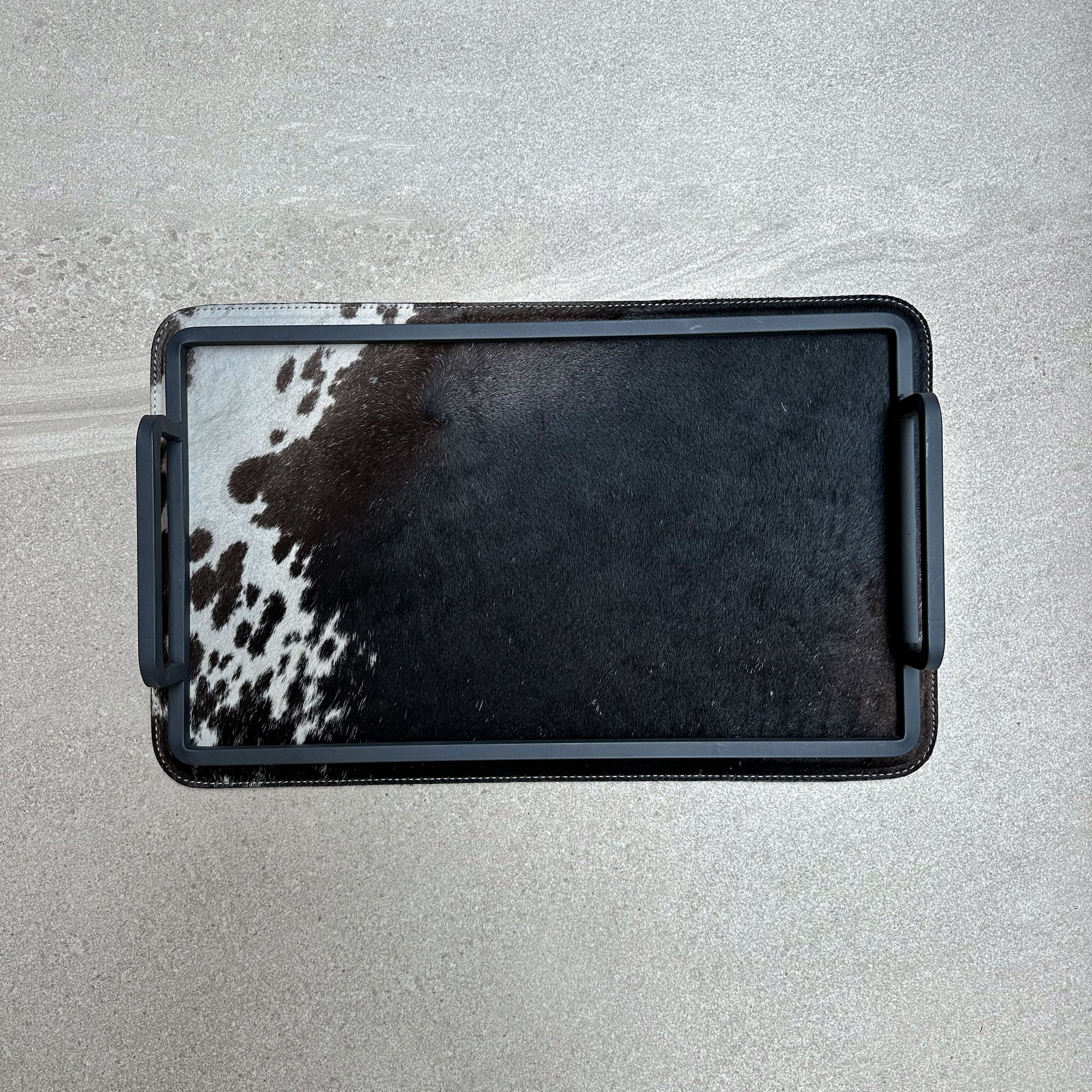 Charola de piel con pelo chica - Café oscuro con manchas blancas de lado