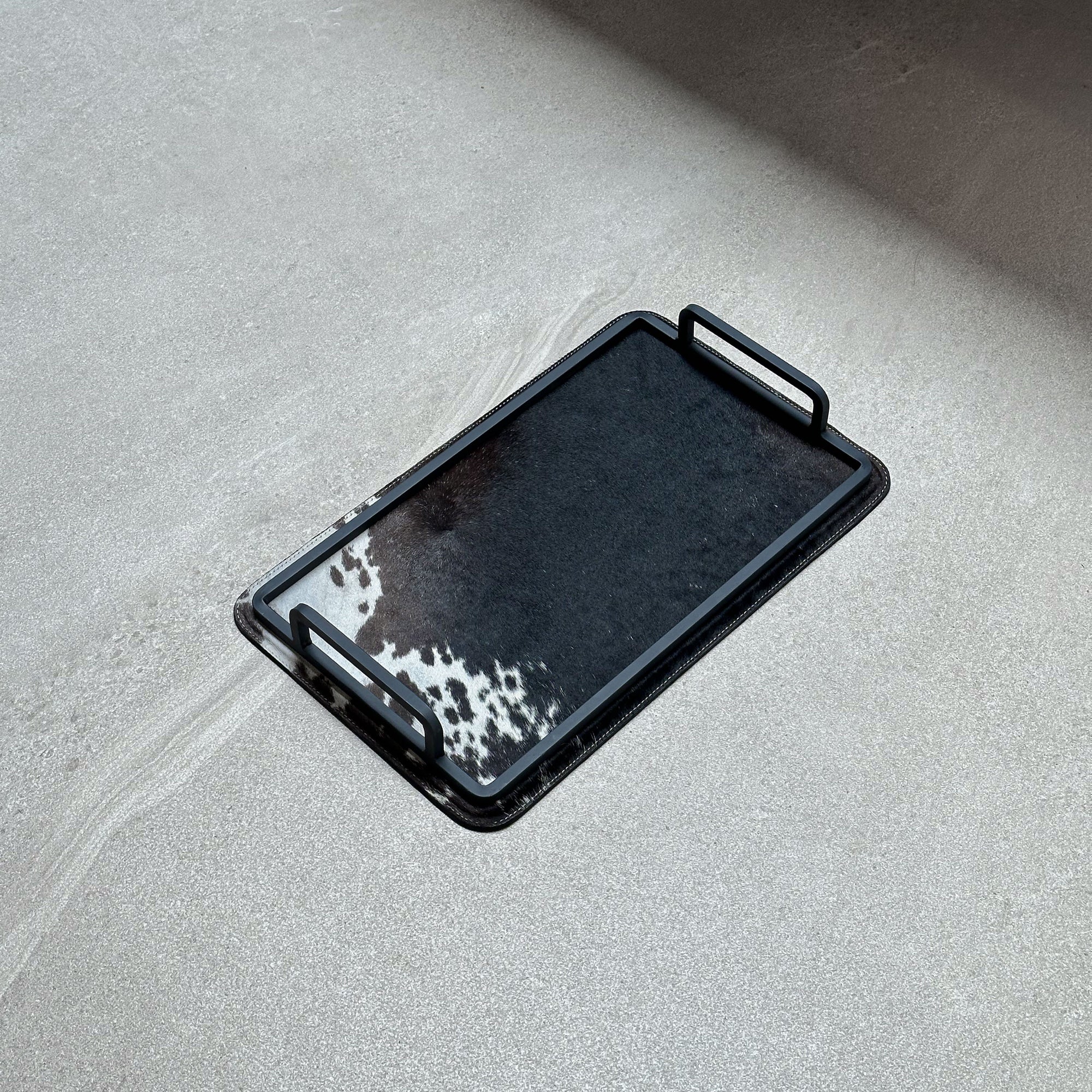 Charola de piel con pelo chica - Café oscuro con manchas blancas de lado