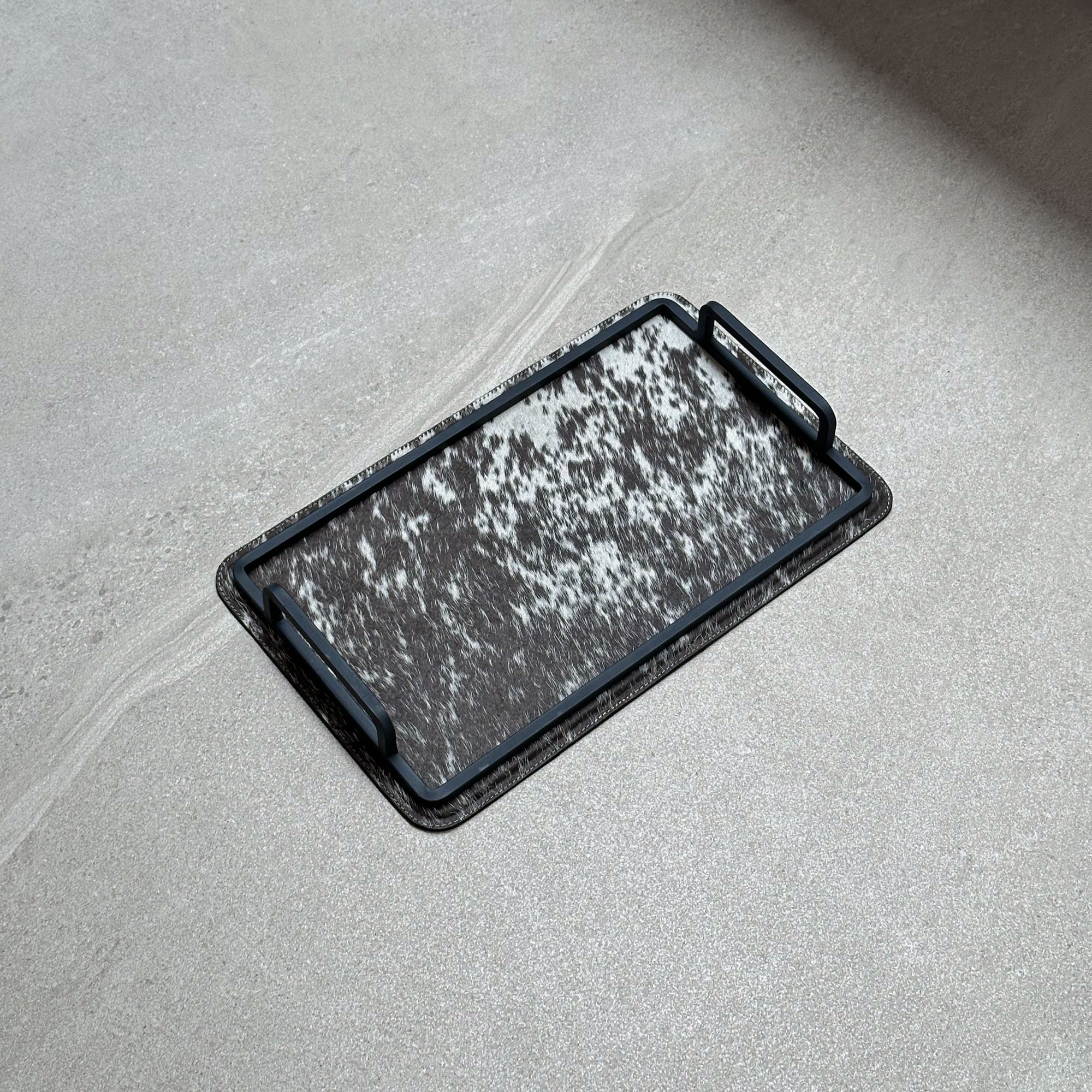 Charola de piel con pelo chica - Café con manchas blancas