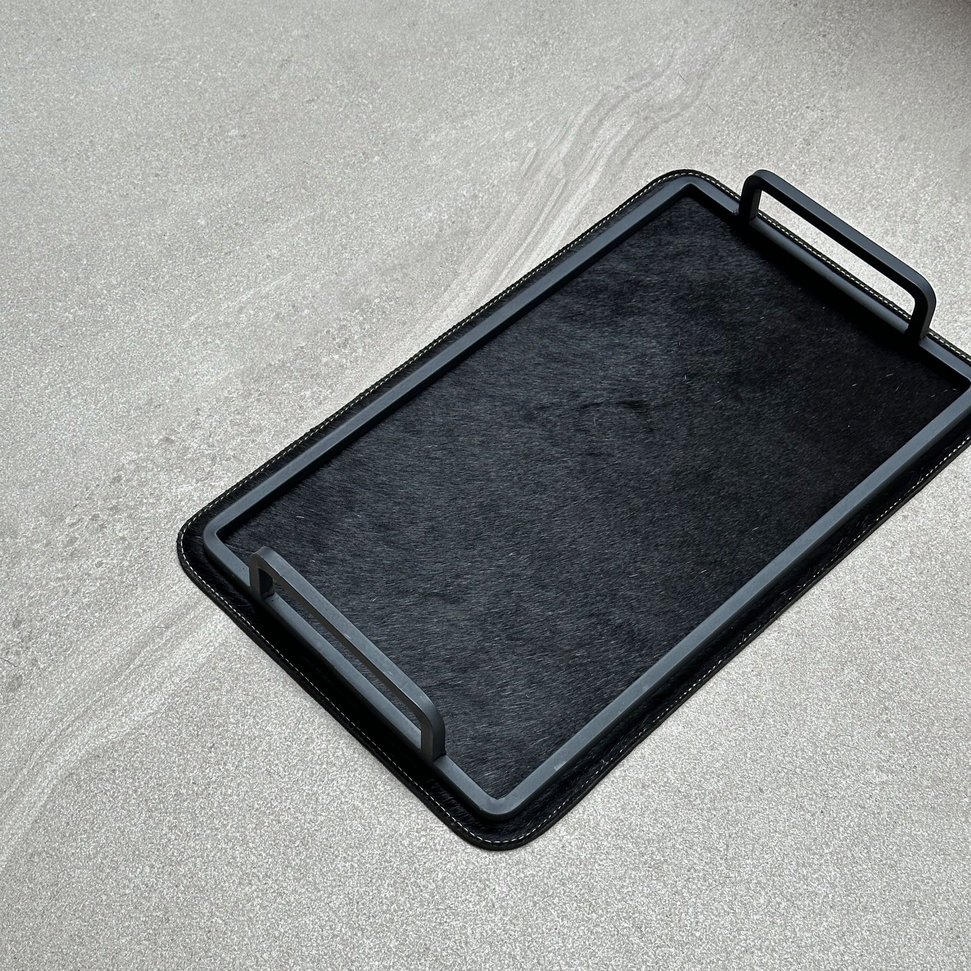 Charola de piel con pelo chica - Negra lisa