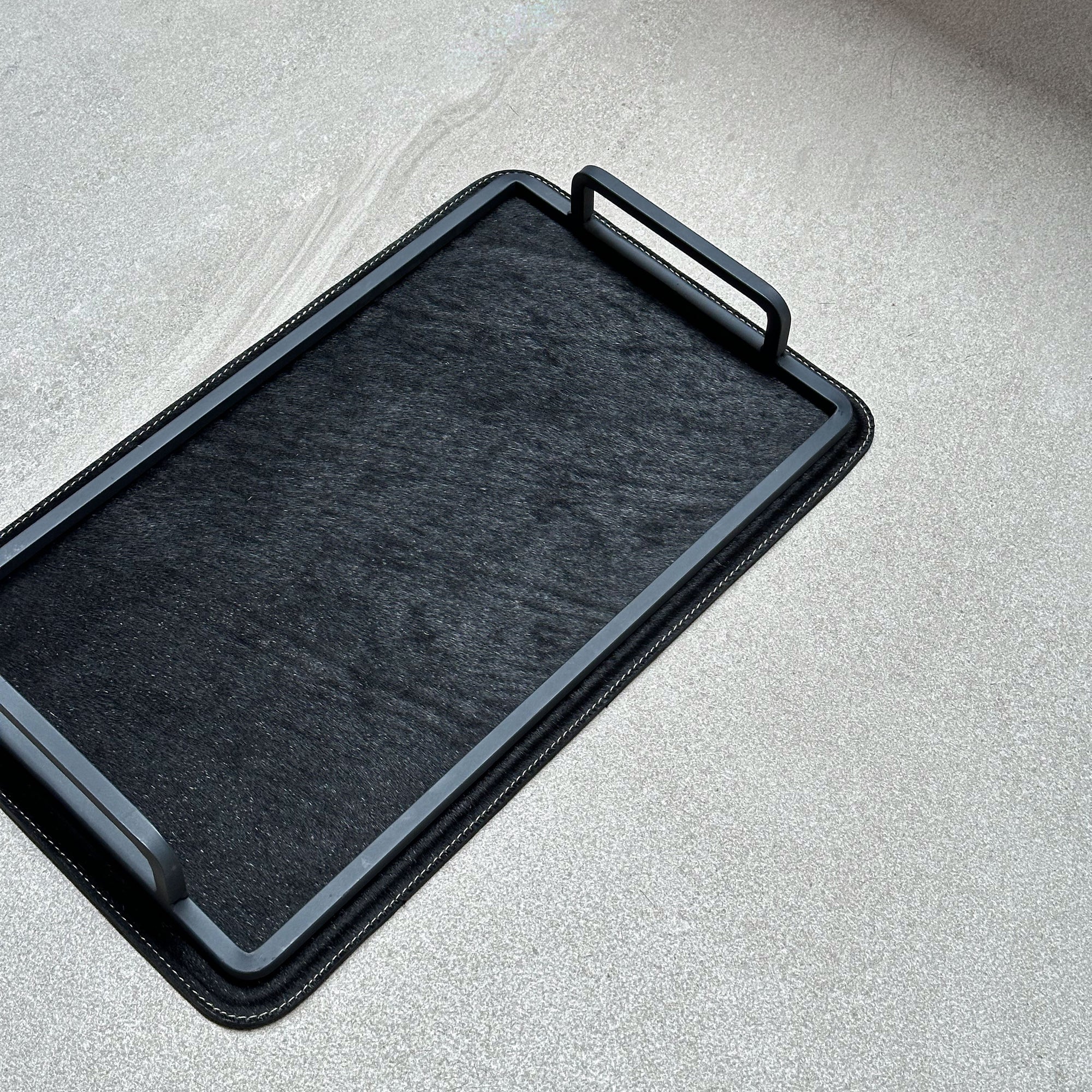 Charola de piel con pelo chica - Negra lisa