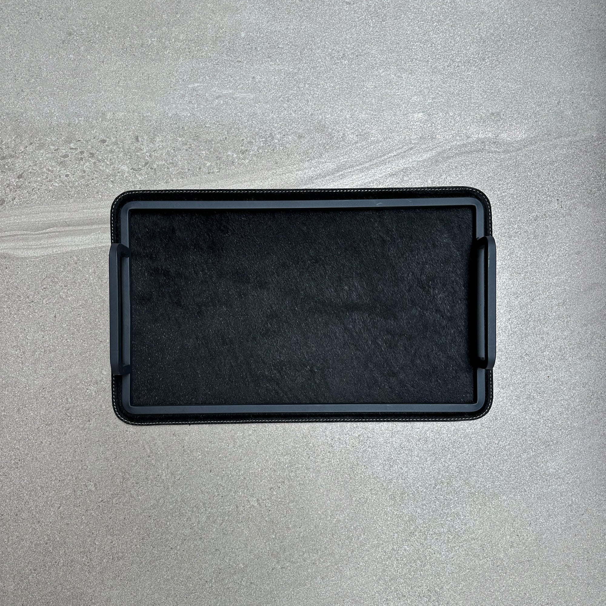 Charola de piel con pelo chica - Negra lisa