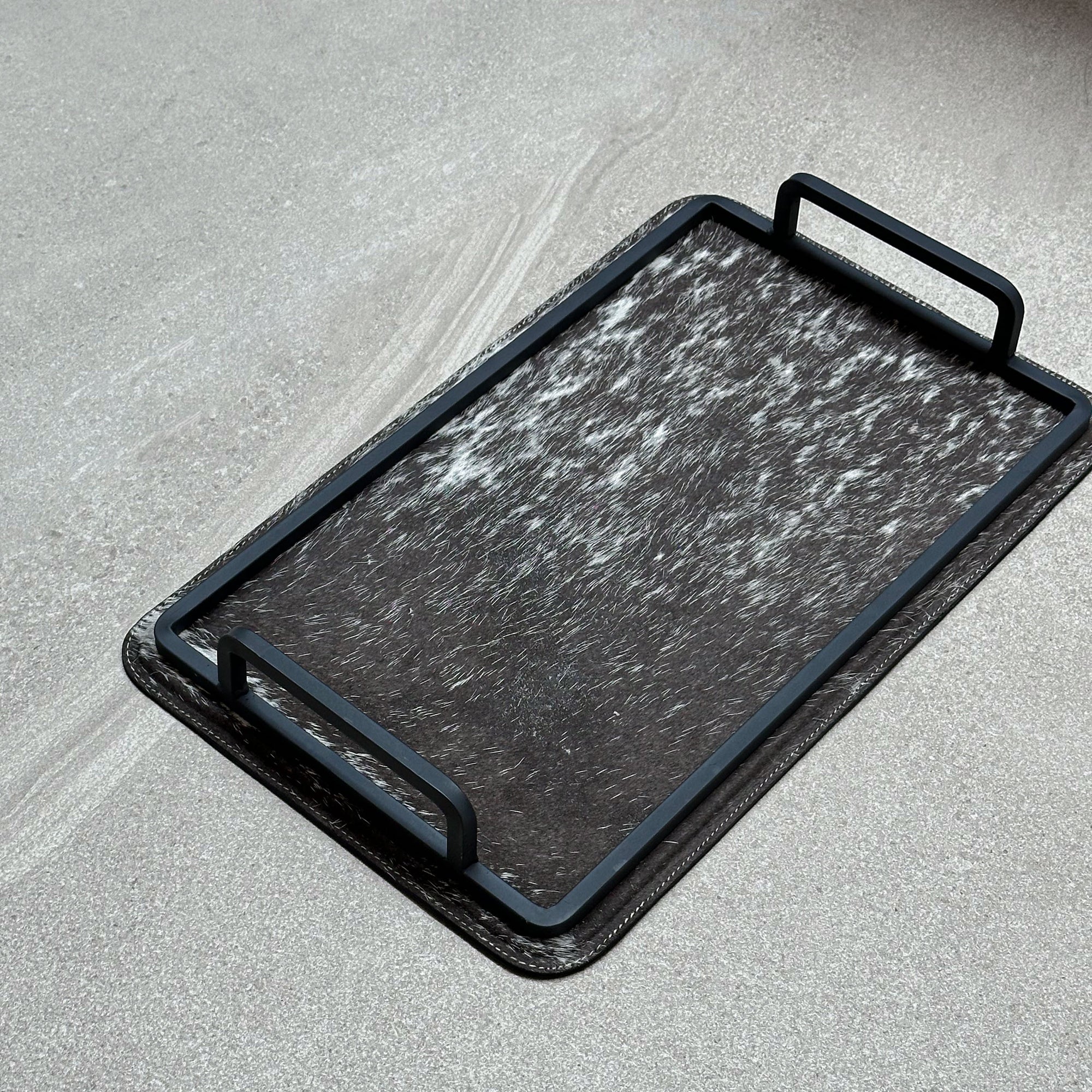 Charola de piel con pelo chica - Café con pocas manchas blancas