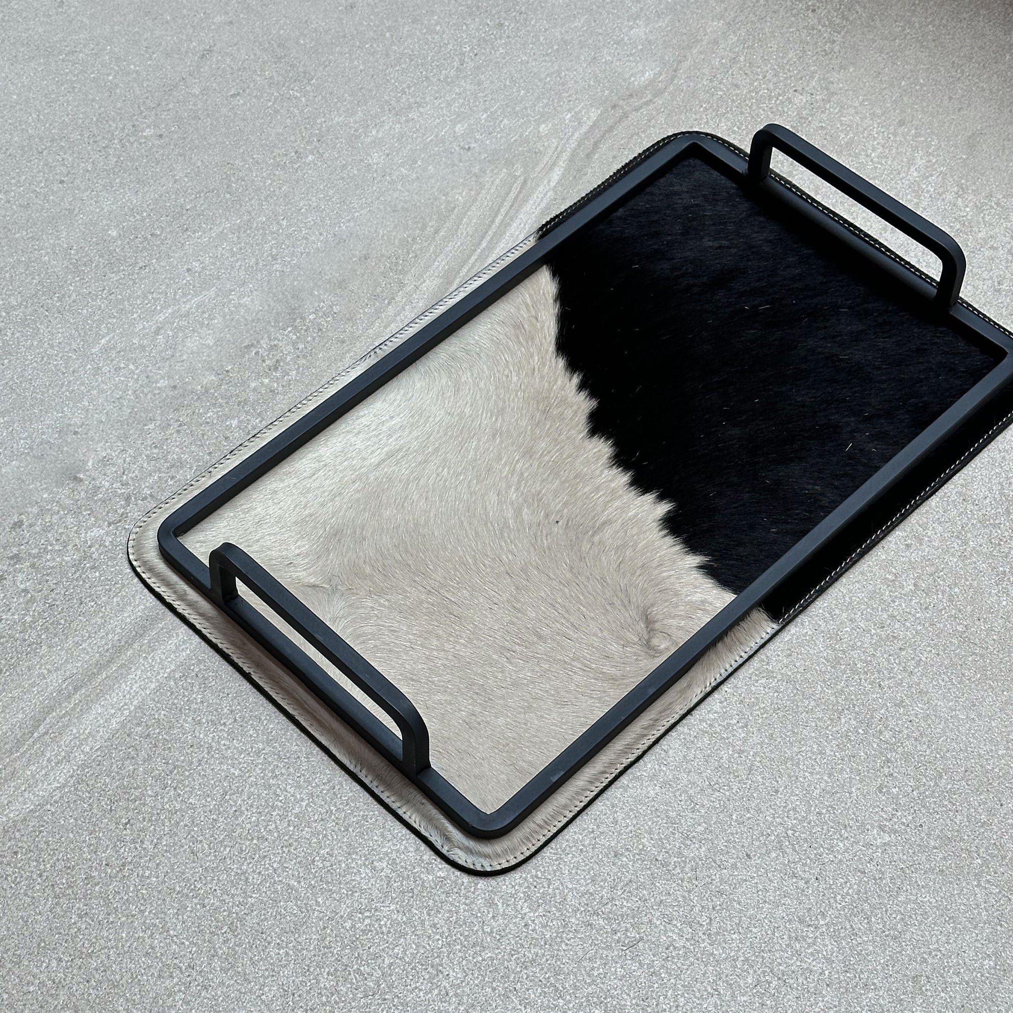 Charola de piel con pelo chica - Mitad negra mitad beige