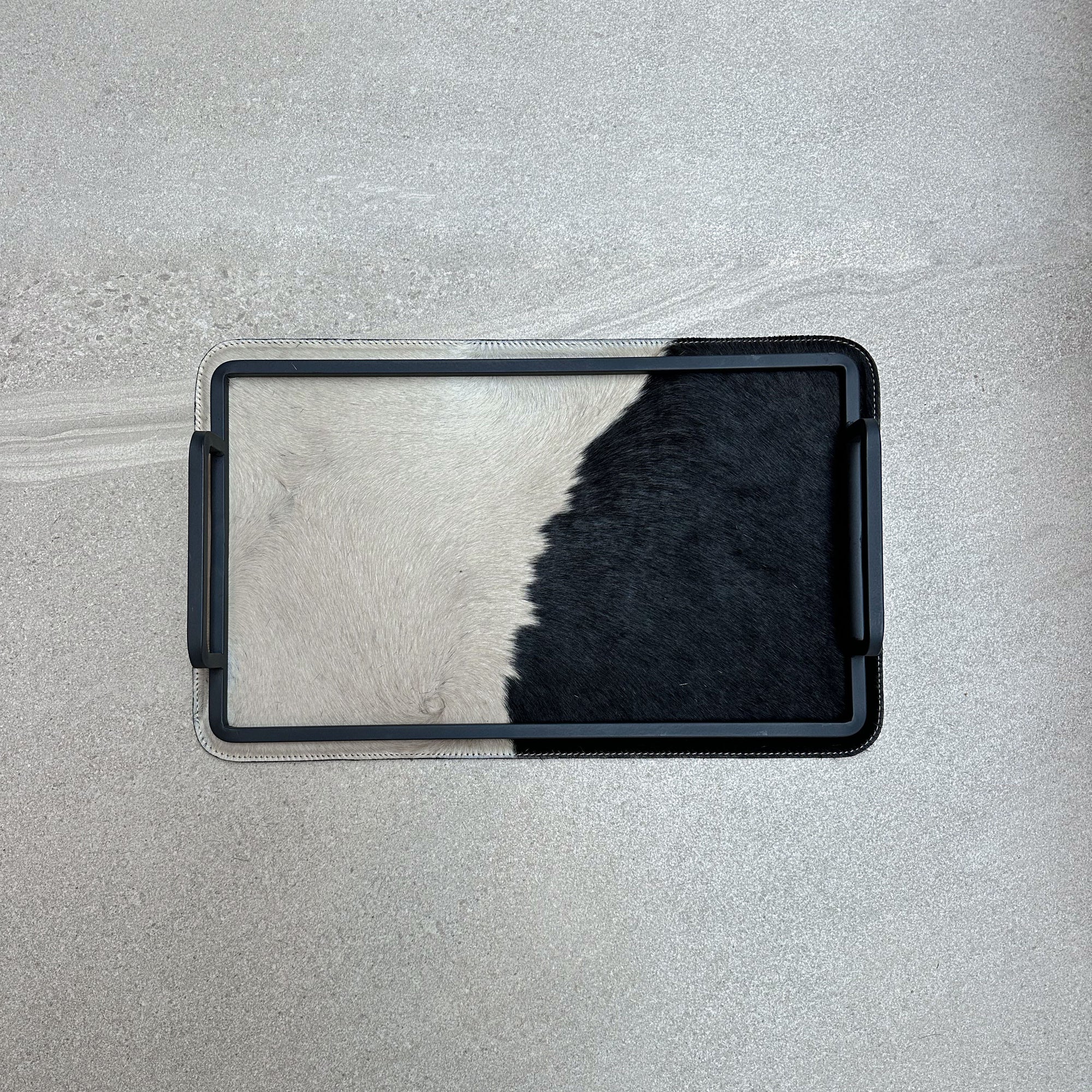 Charola de piel con pelo chica - Mitad negra mitad beige