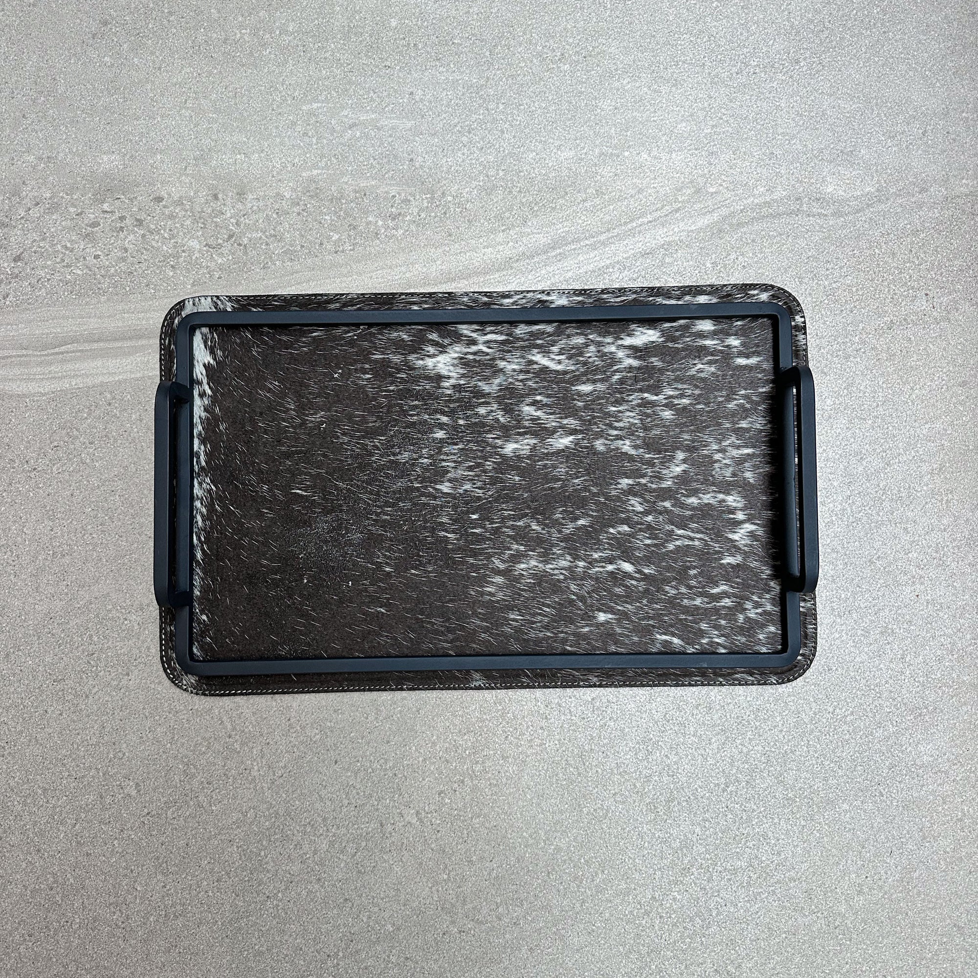 Charola de piel con pelo chica - Café con pocas manchas blancas