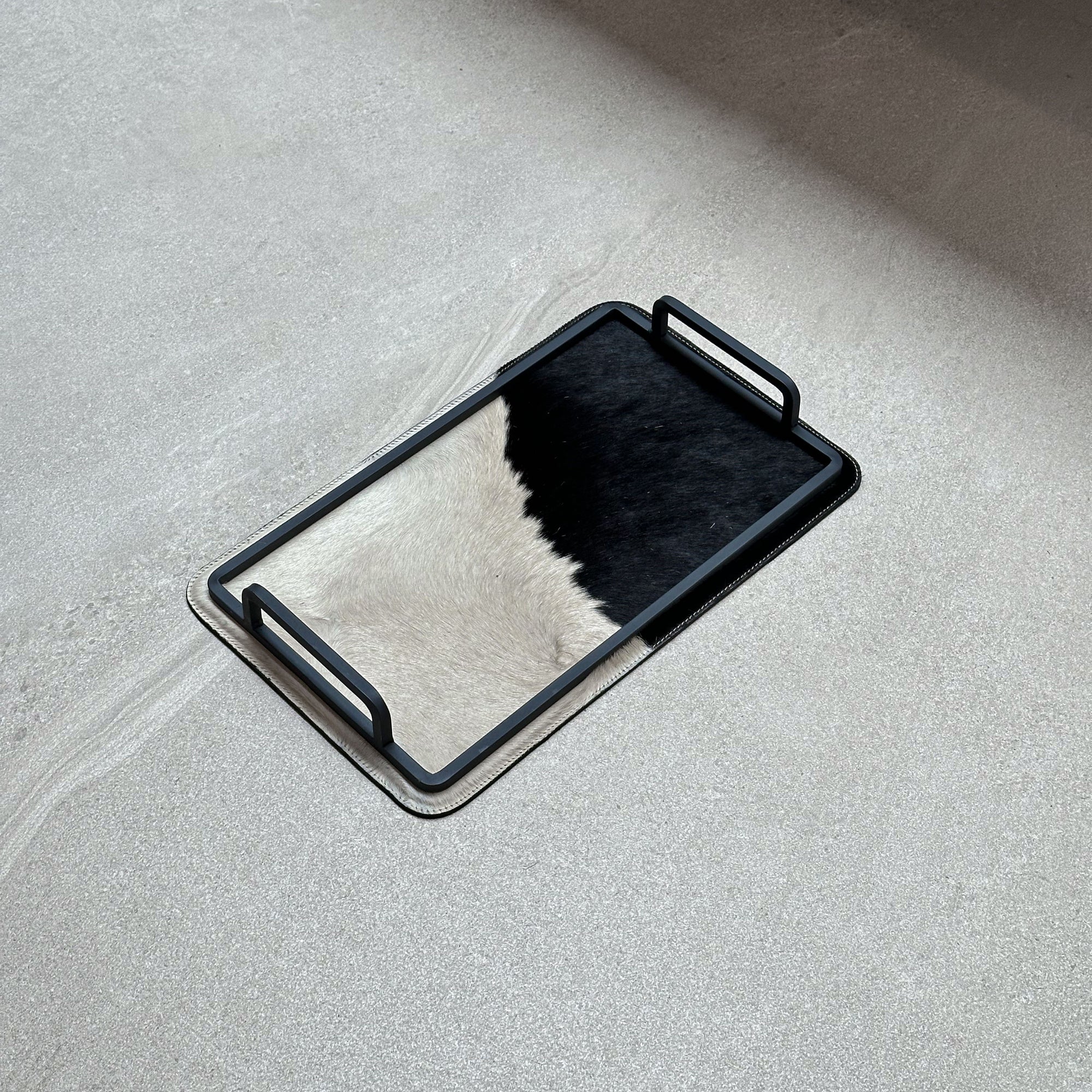 Charola de piel con pelo chica - Mitad negra mitad beige