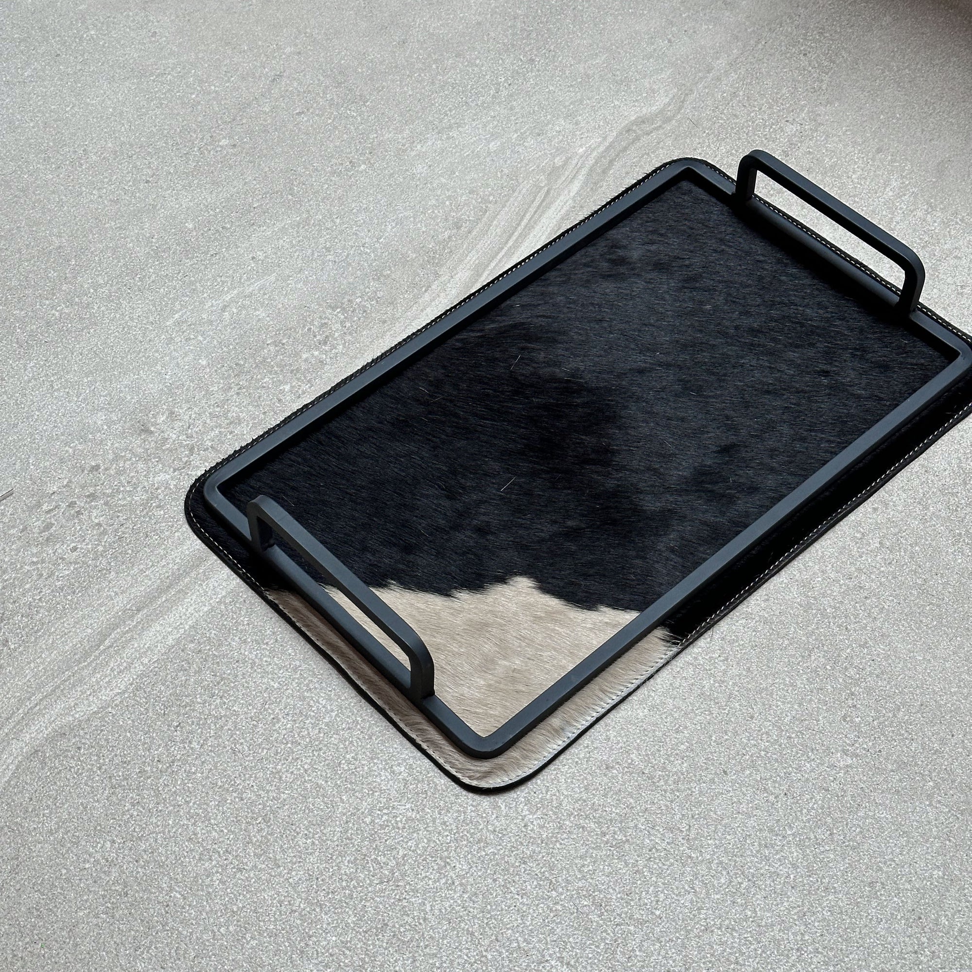 Charola de piel con pelo chica - Café oscuro con una mancha beige