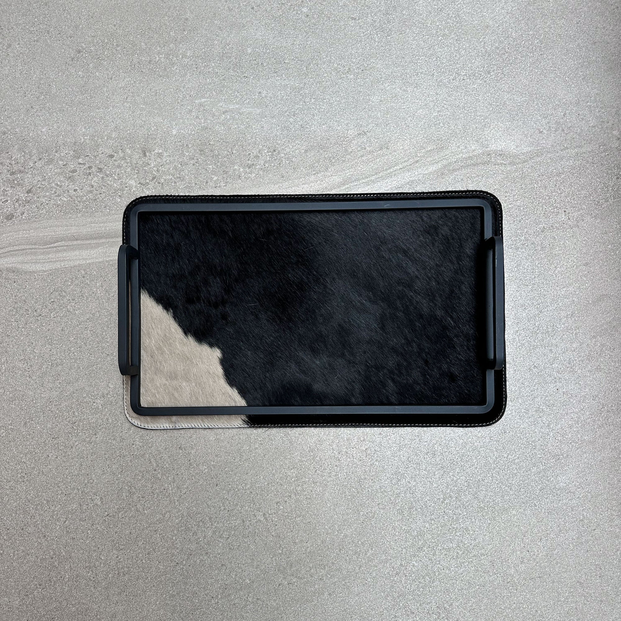 Charola de piel con pelo chica - Café oscuro con una mancha beige