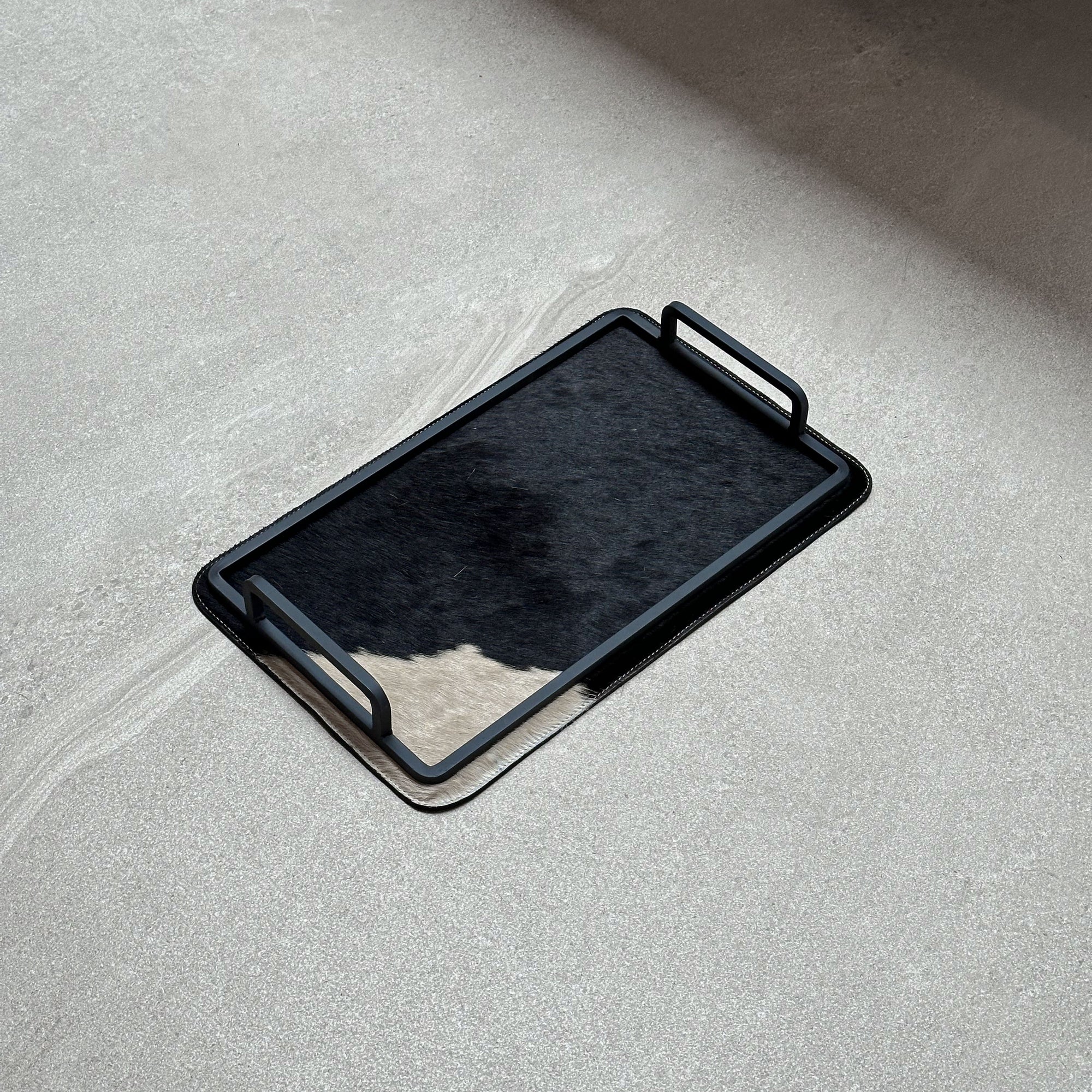 Charola de piel con pelo chica - Café oscuro con una mancha beige