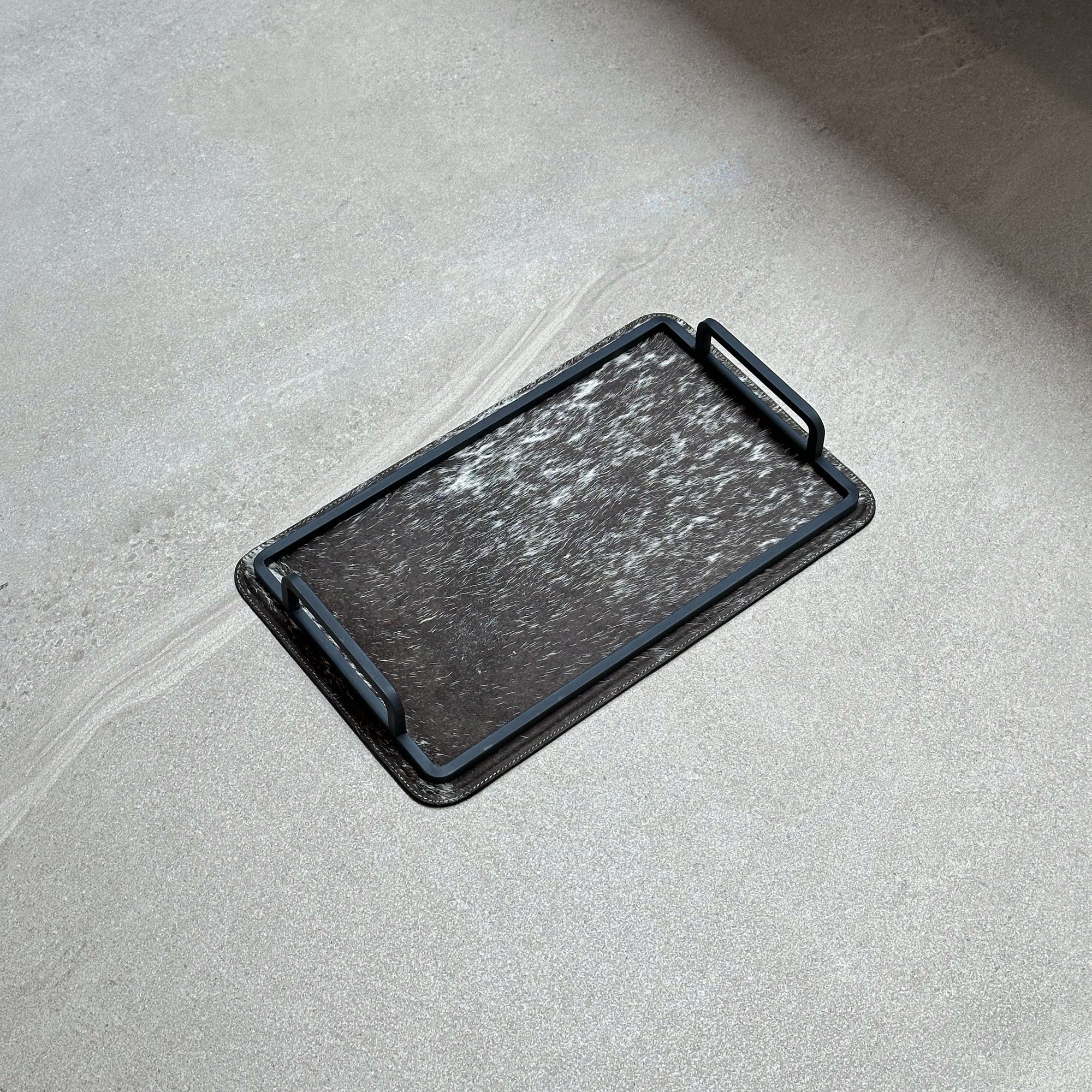 Charola de piel con pelo chica - Café con pocas manchas blancas