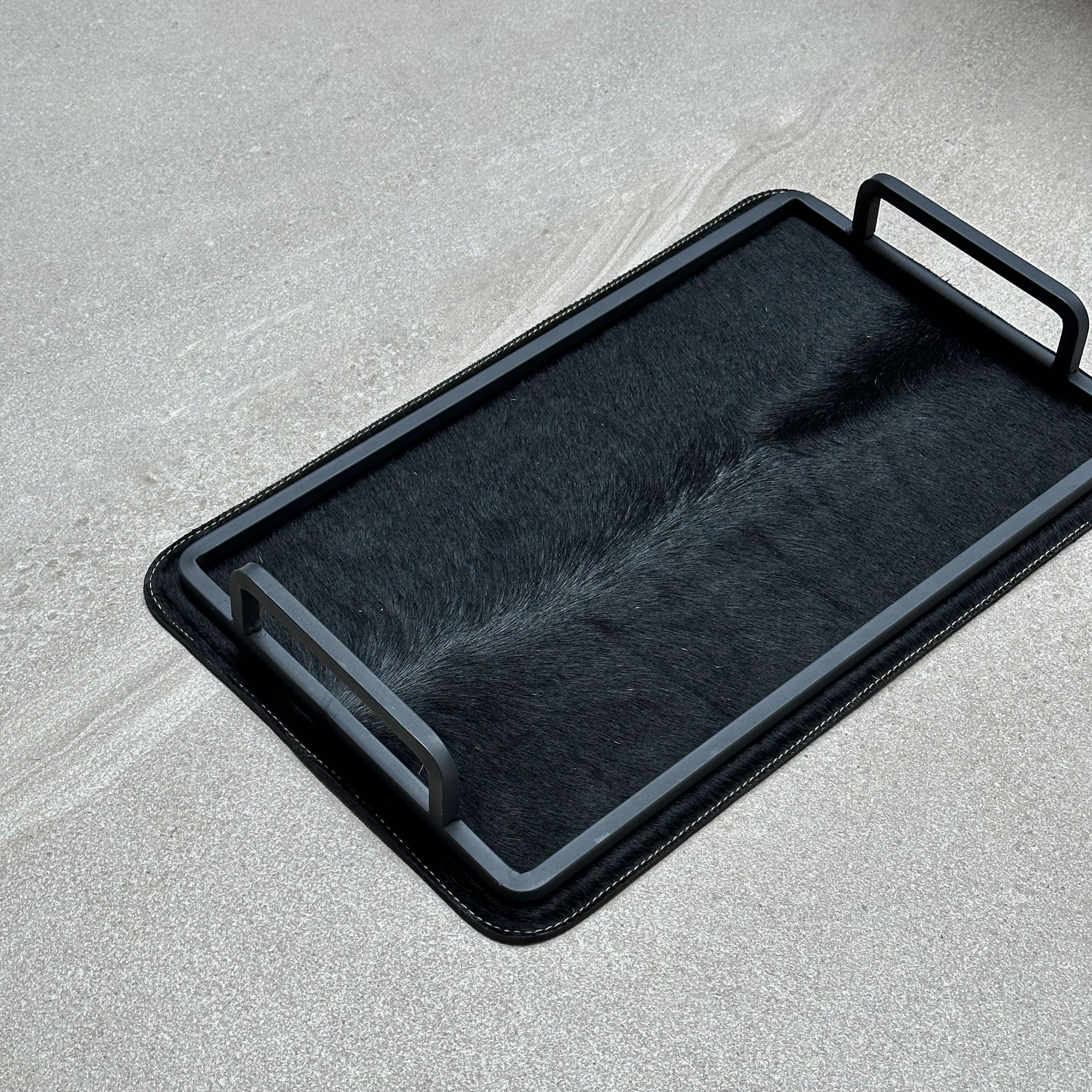 Charola de piel con pelo chica - Negra lisa con lomo marcado