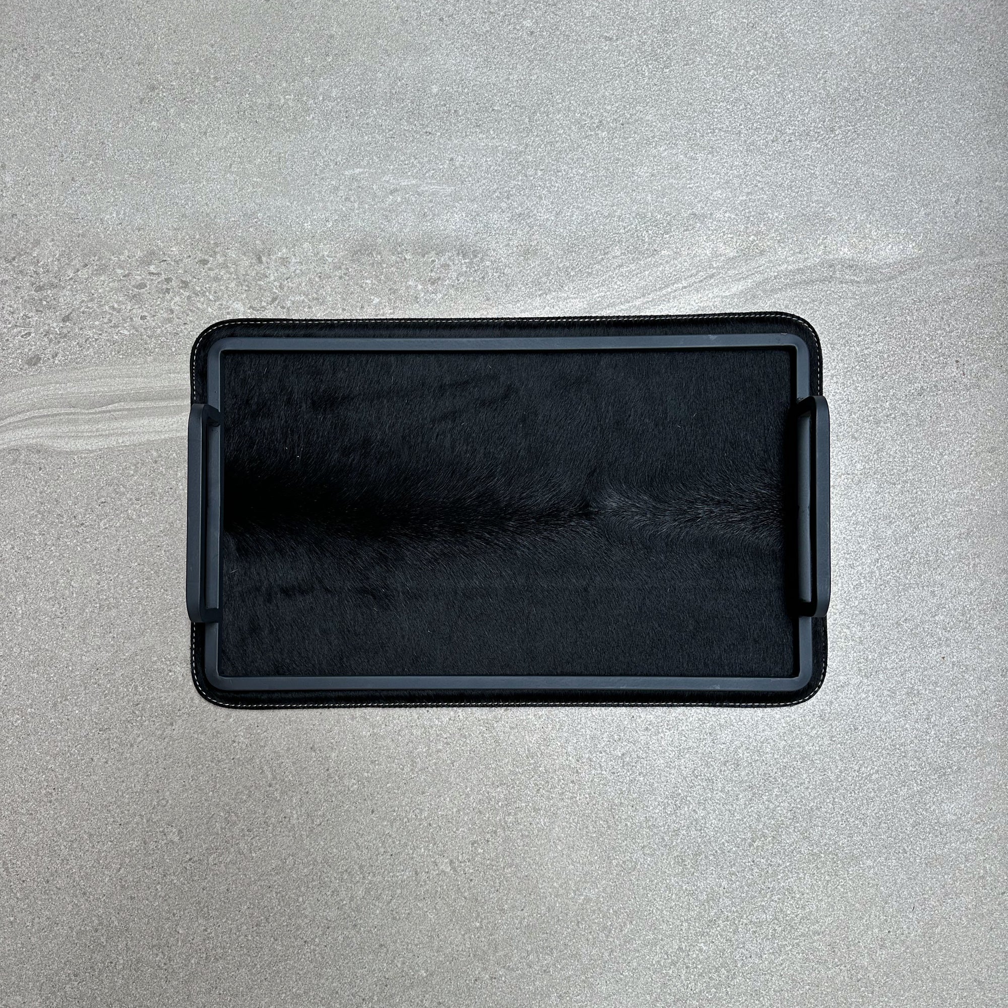 Charola de piel con pelo chica - Negra lisa con lomo marcado