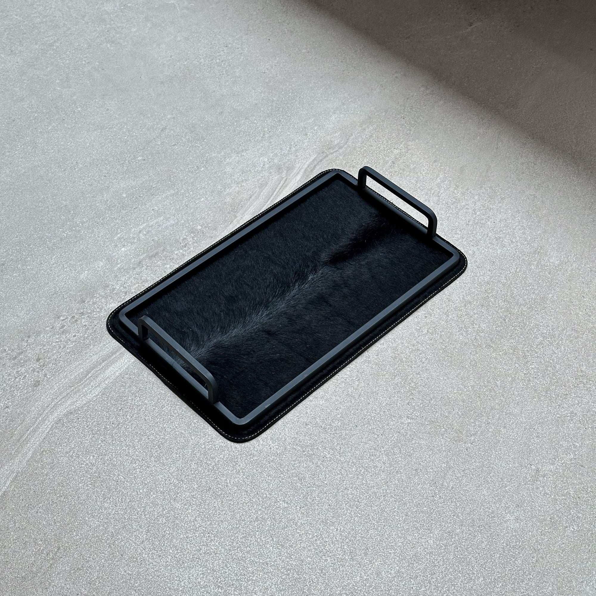 Charola de piel con pelo chica - Negra lisa con lomo marcado