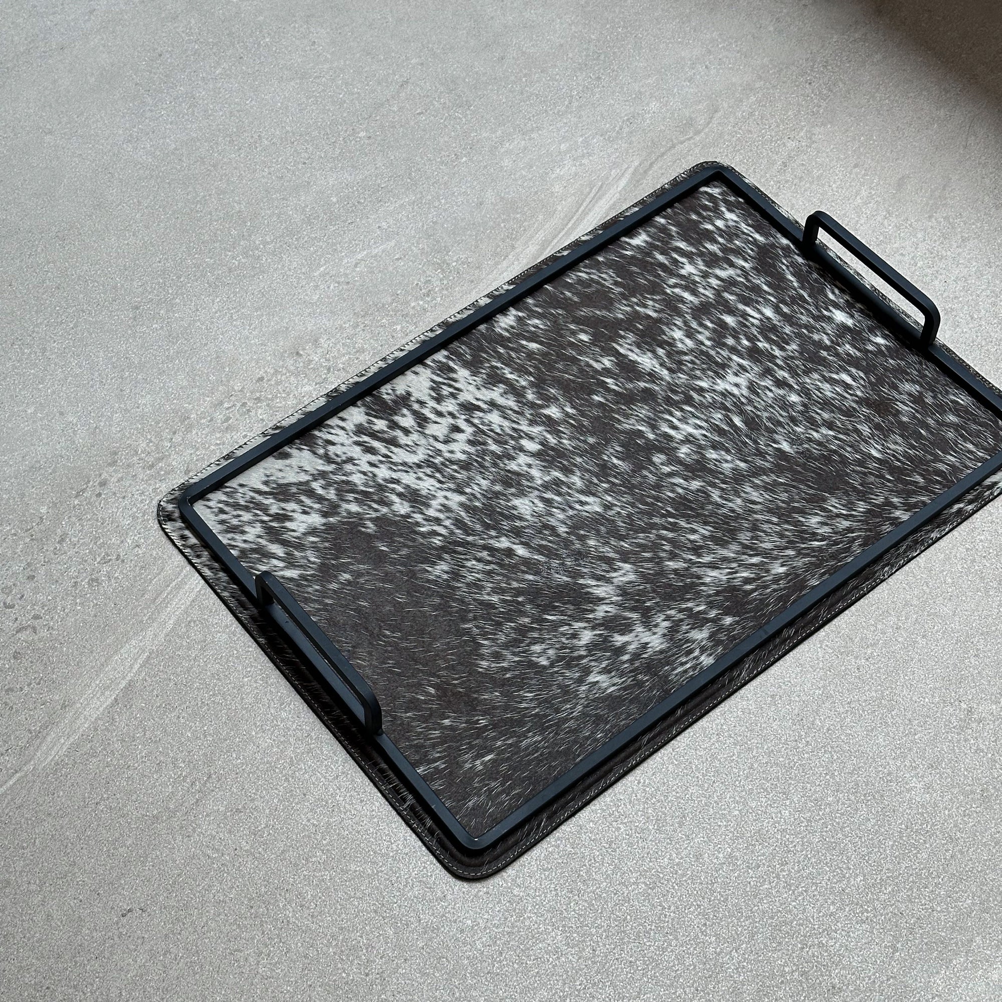 Charola grande de piel con pelo - Café con manchas blancas