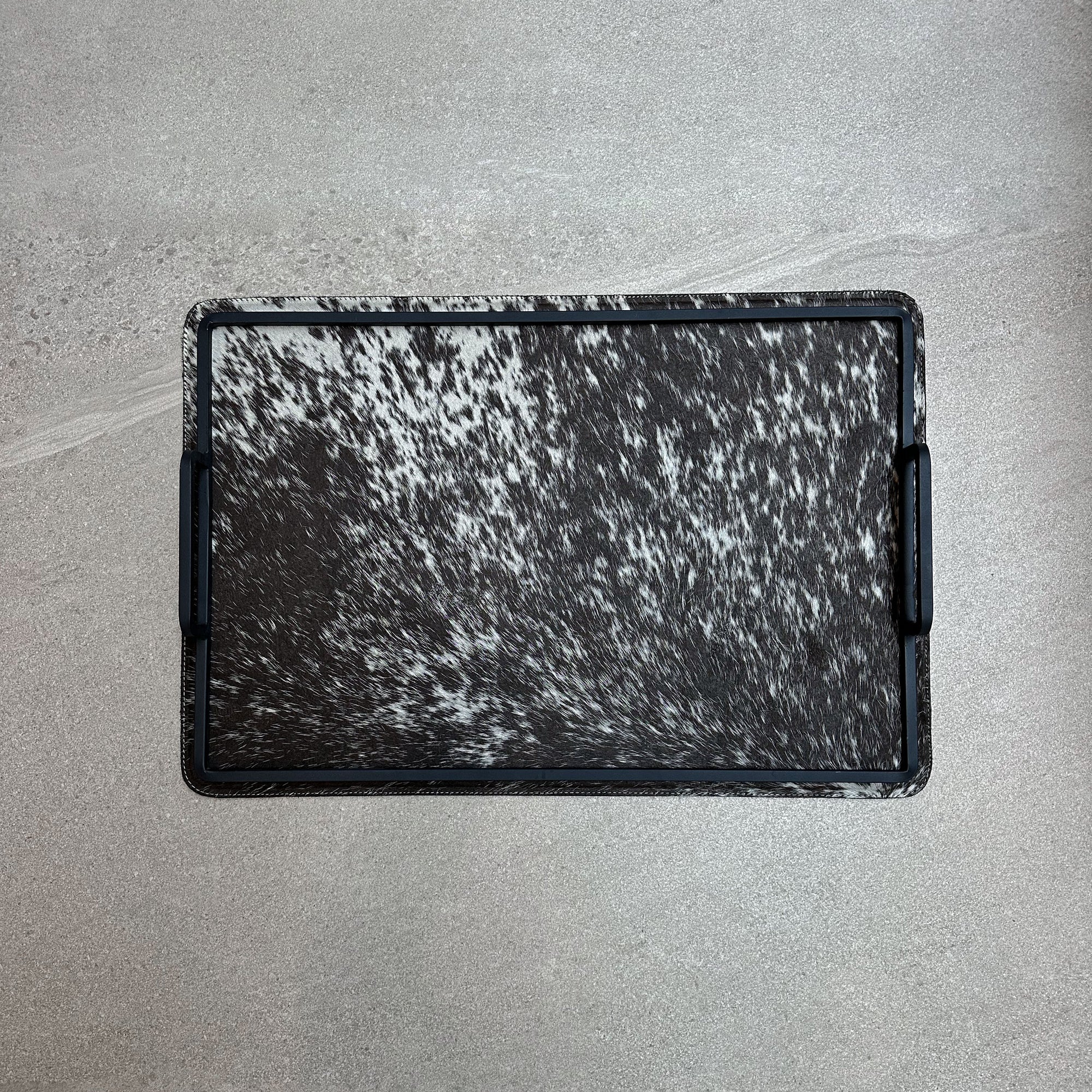 Charola grande de piel con pelo - Café con manchas blancas