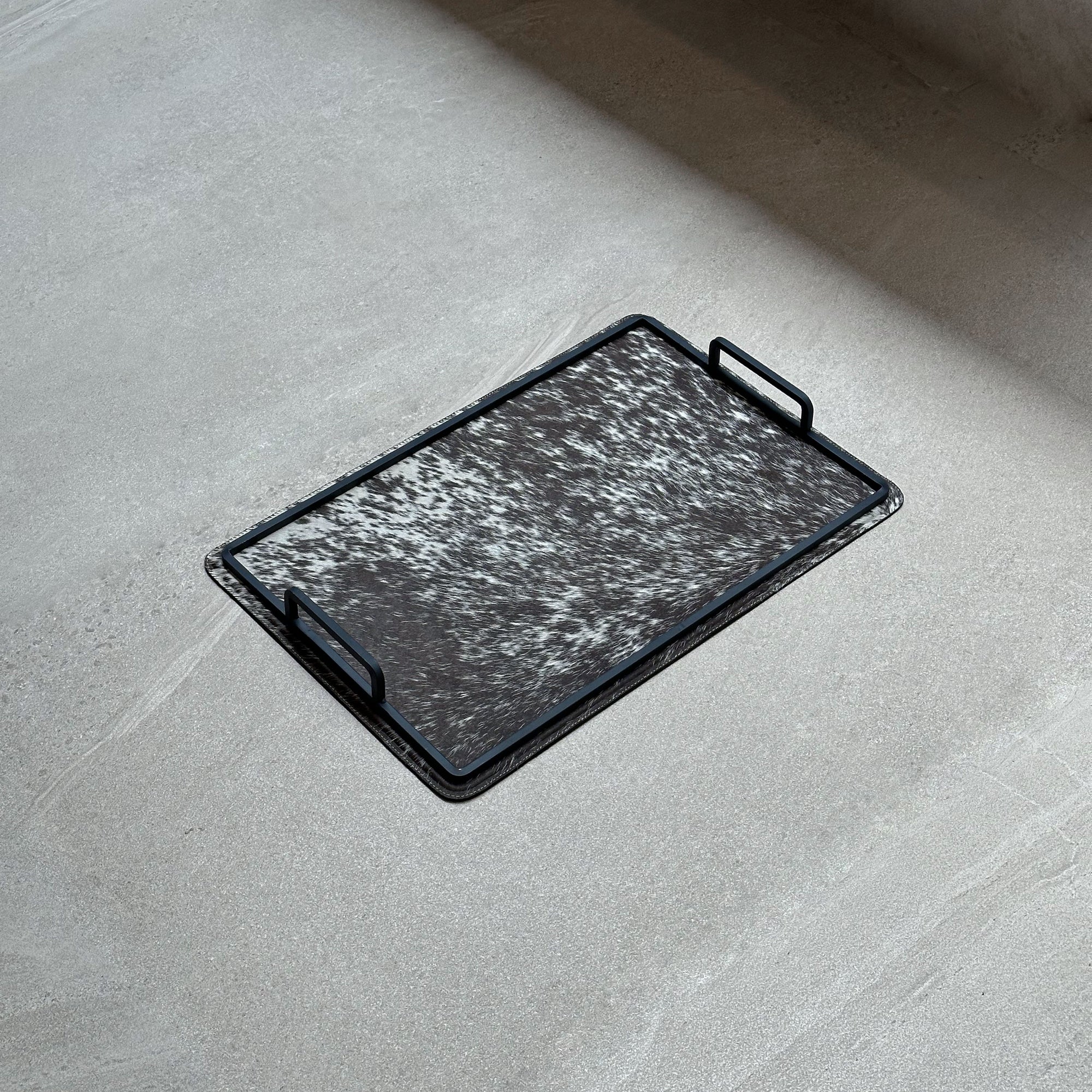 Charola grande de piel con pelo - Café con manchas blancas