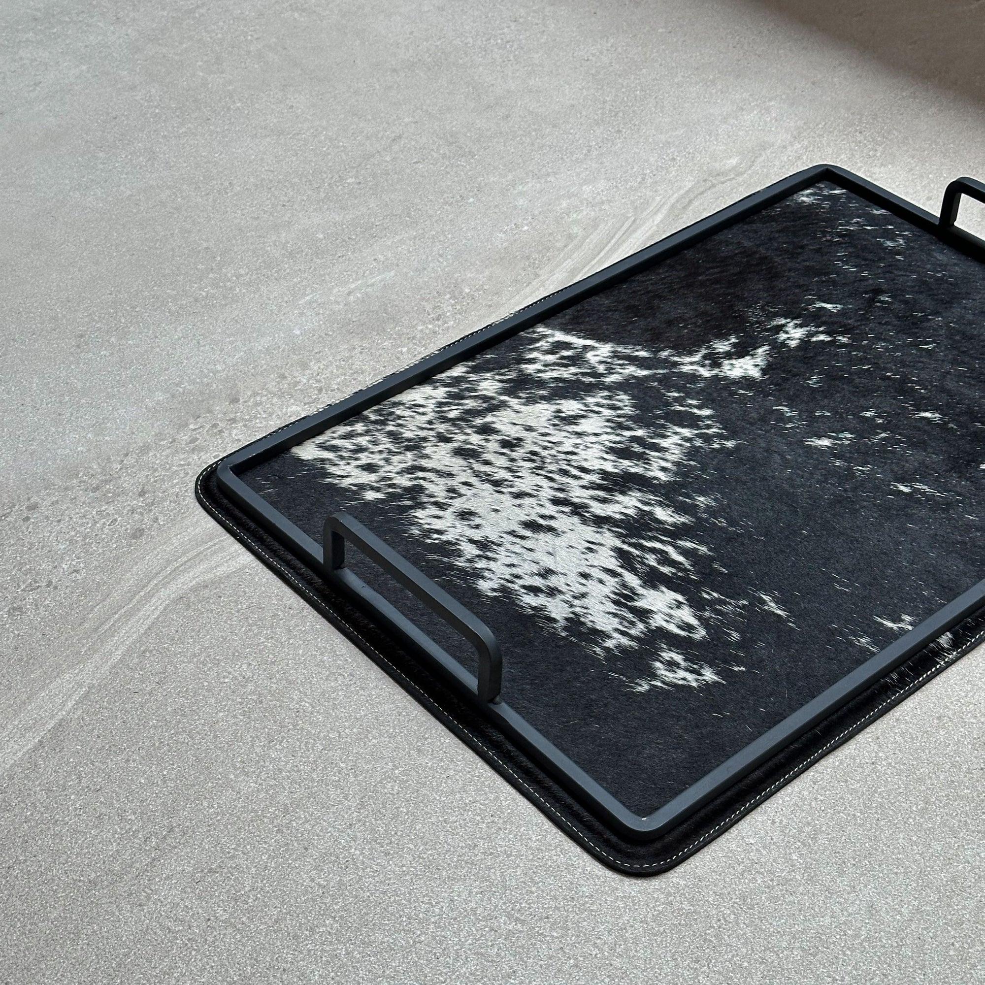 Charola grande de piel con pelo - Negra con mancha blanca