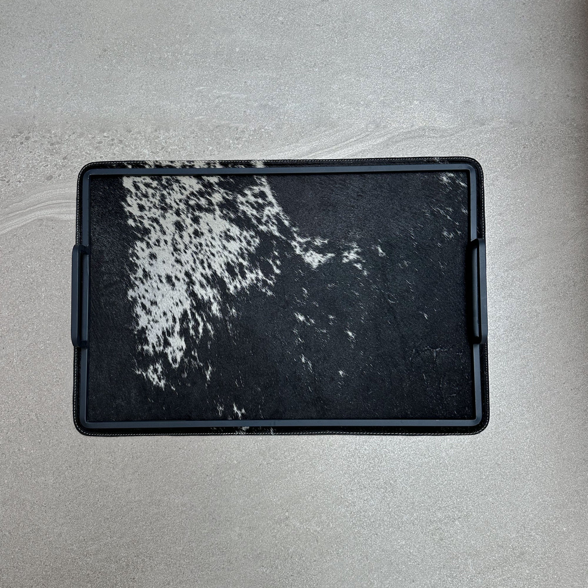 Charola grande de piel con pelo - Negra con mancha blanca