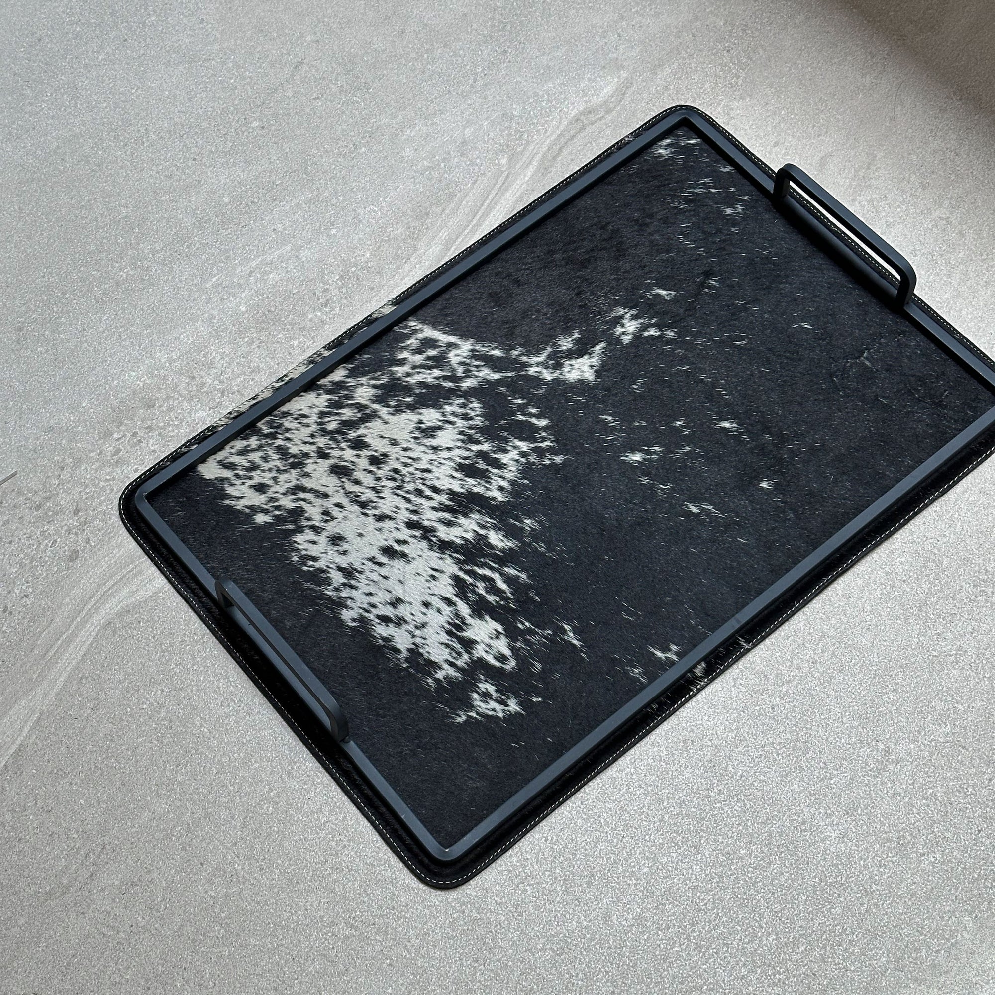 Charola grande de piel con pelo - Negra con mancha blanca