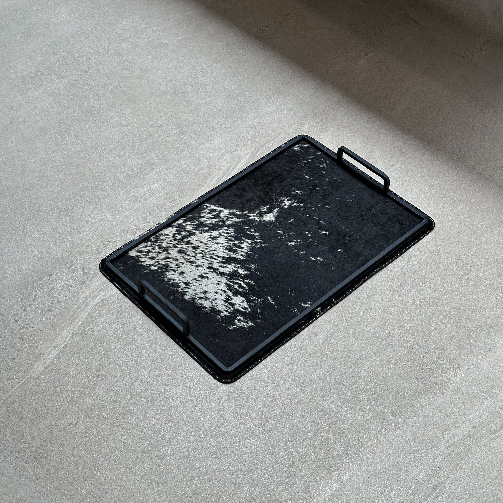 Charola grande de piel con pelo - Negra con mancha blanca