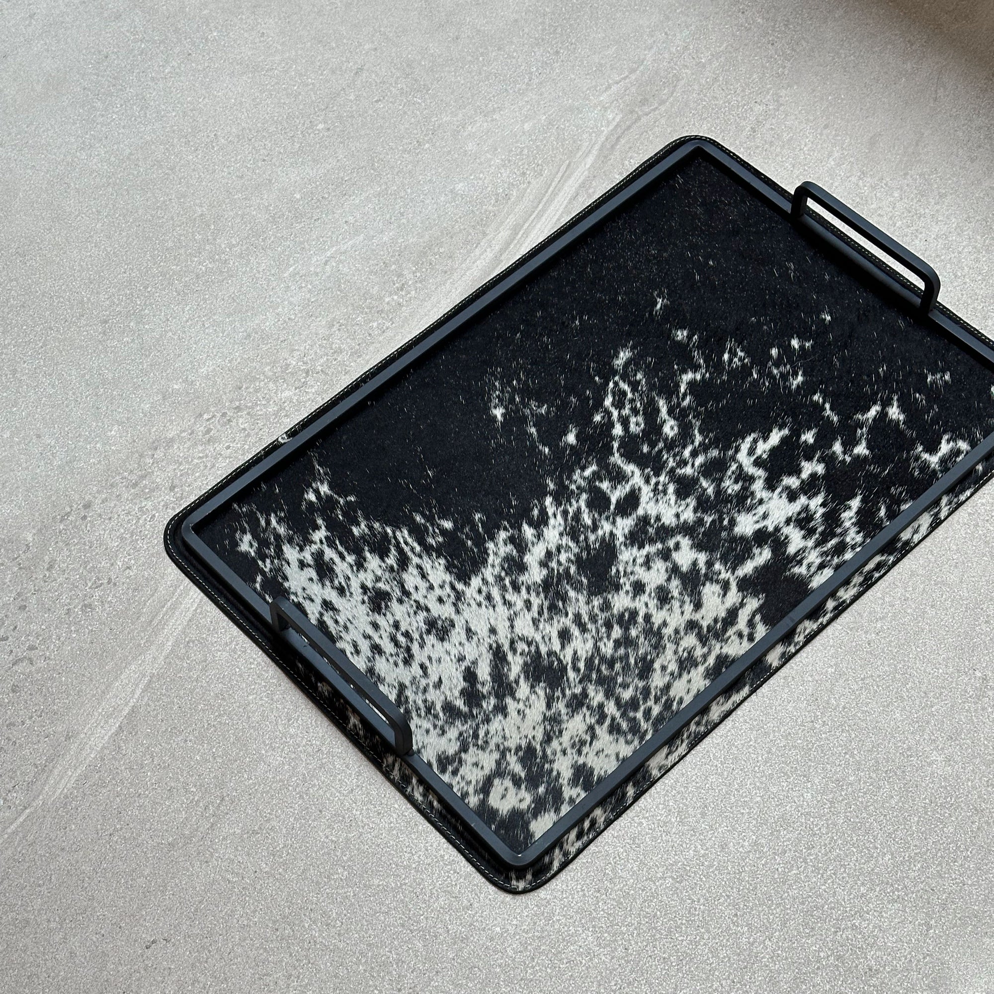 Charola grande de piel con pelo - Negra con blanco