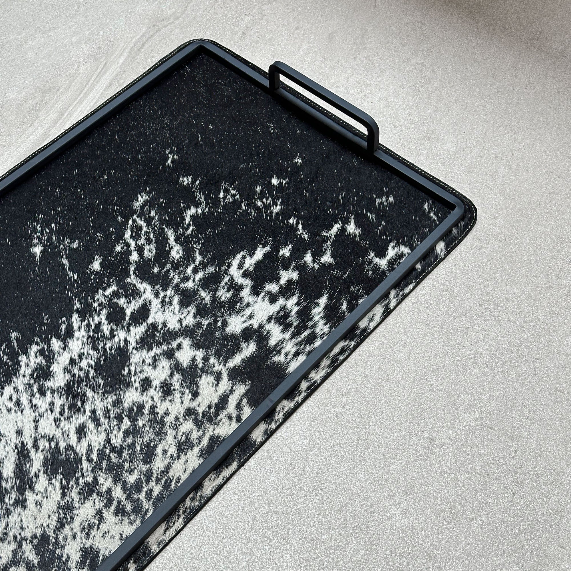 Charola grande de piel con pelo - Negra con blanco