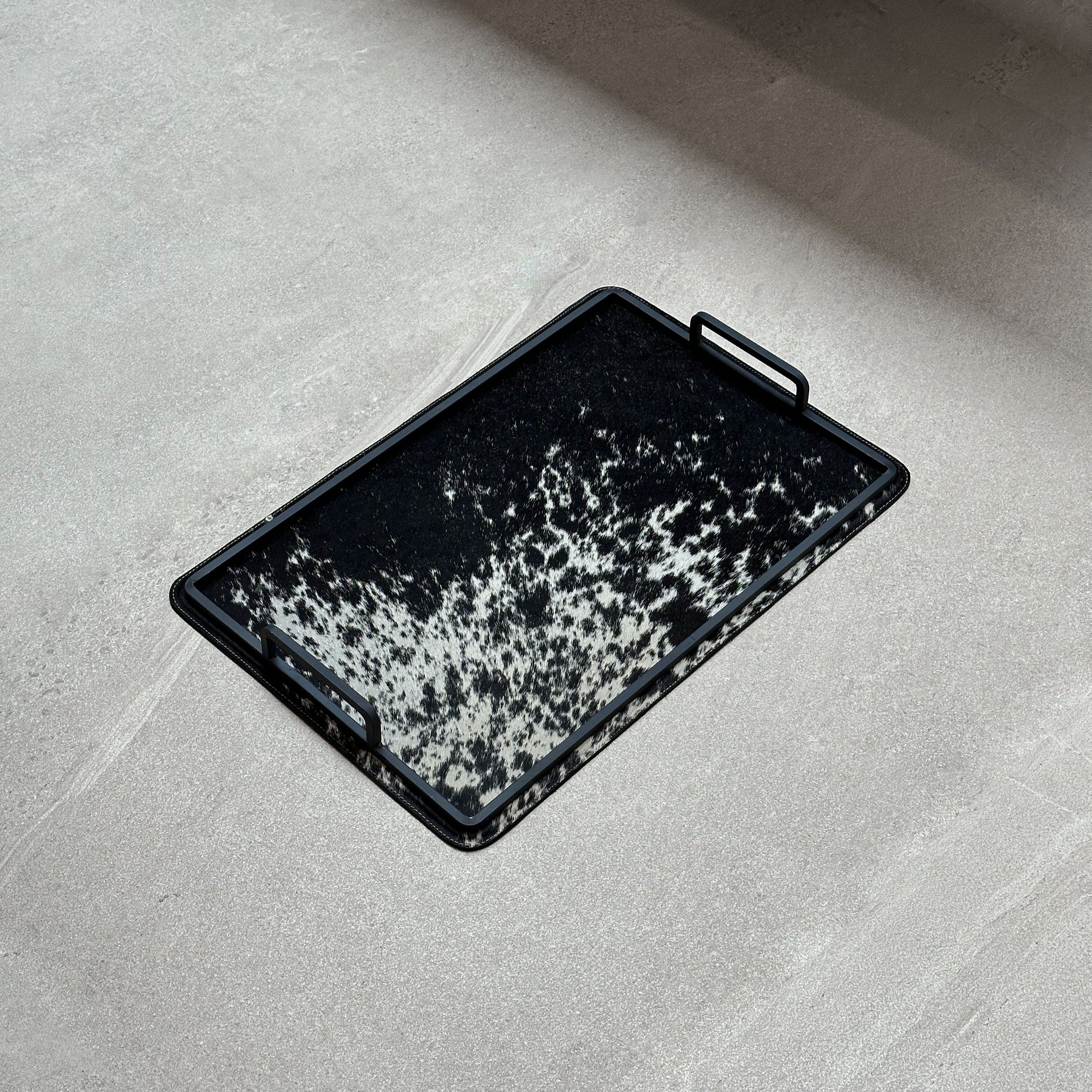 Charola grande de piel con pelo - Negra con blanco